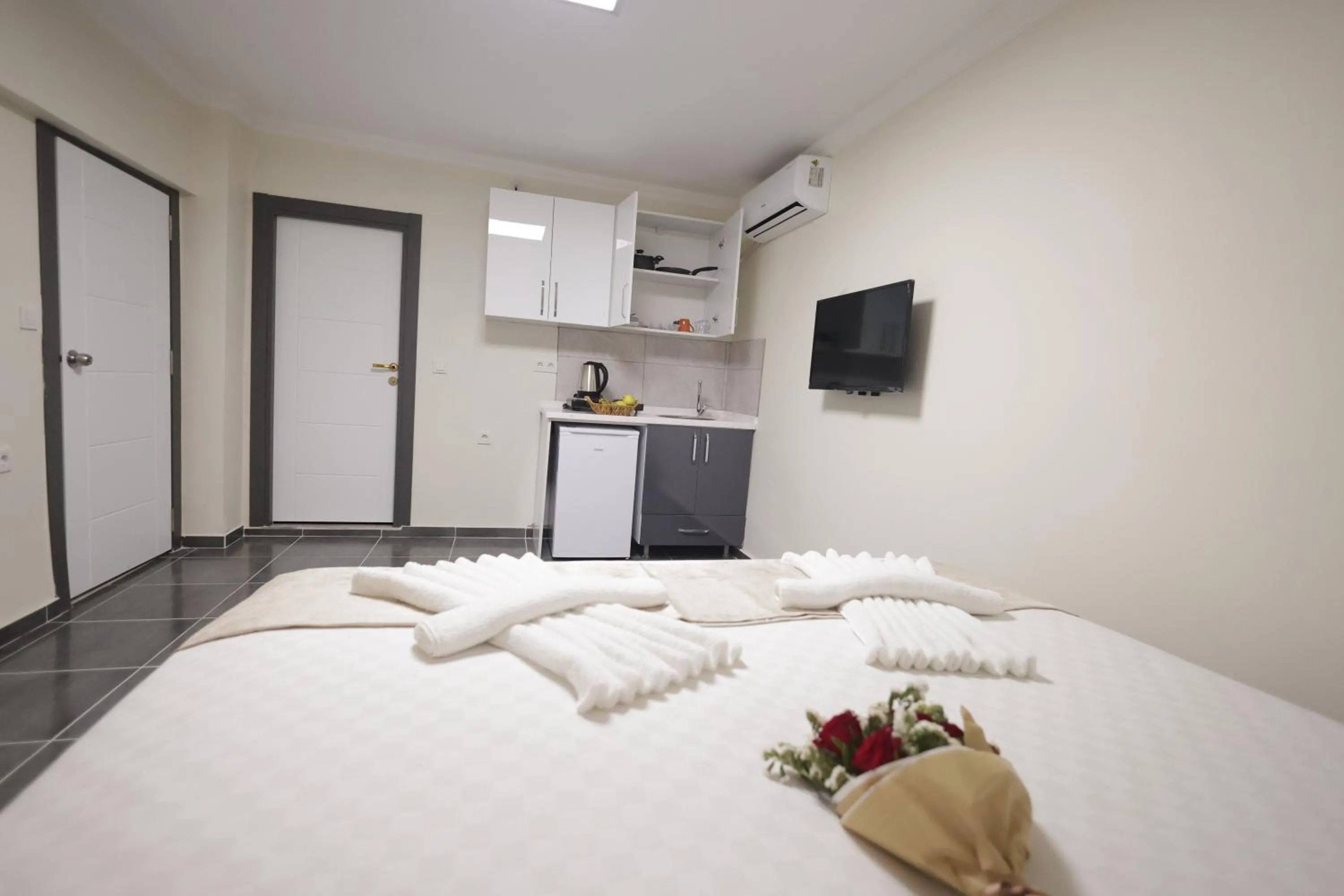 Communal lounge/ TV room, Bed in Bonita Apart