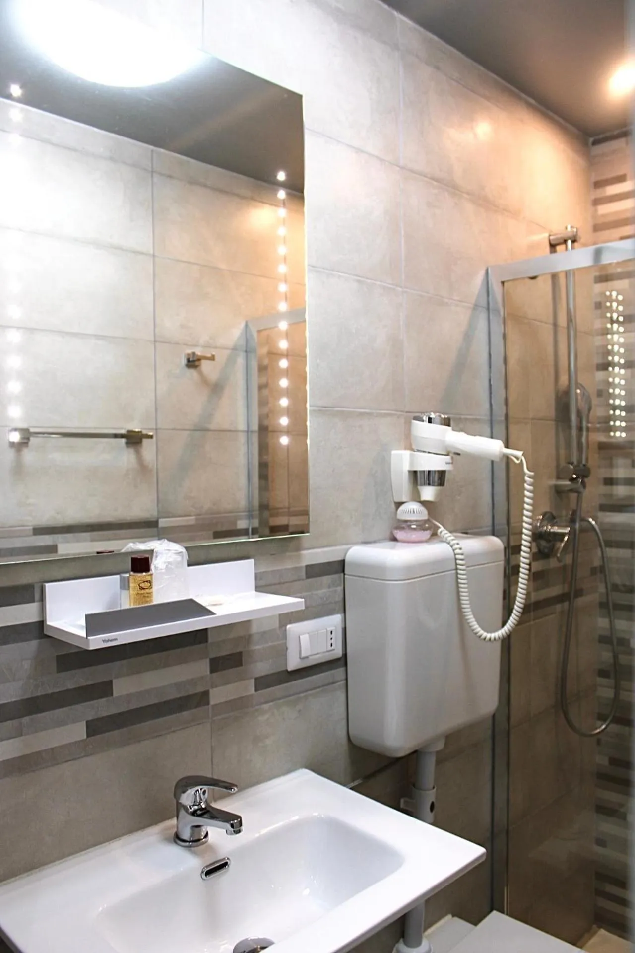 Toilet in Hotel Fiorella Milano