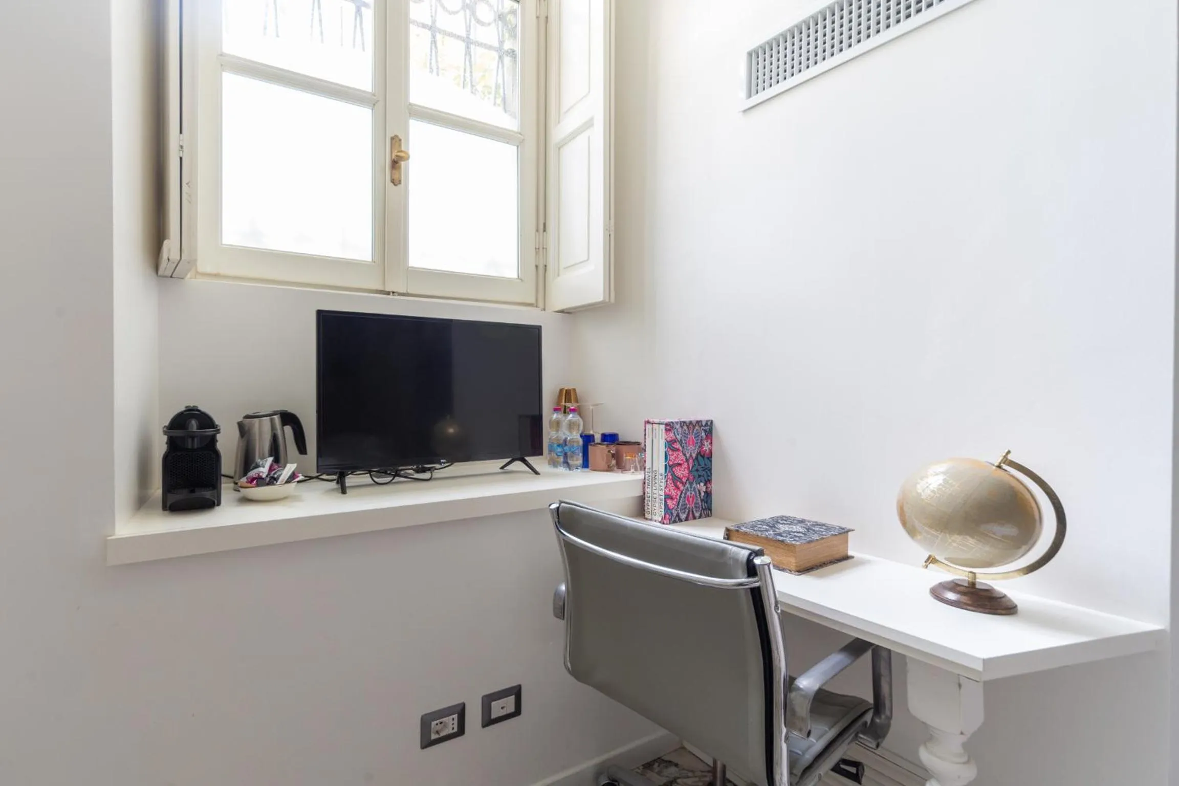 Seating area in Duomo Smart Suites