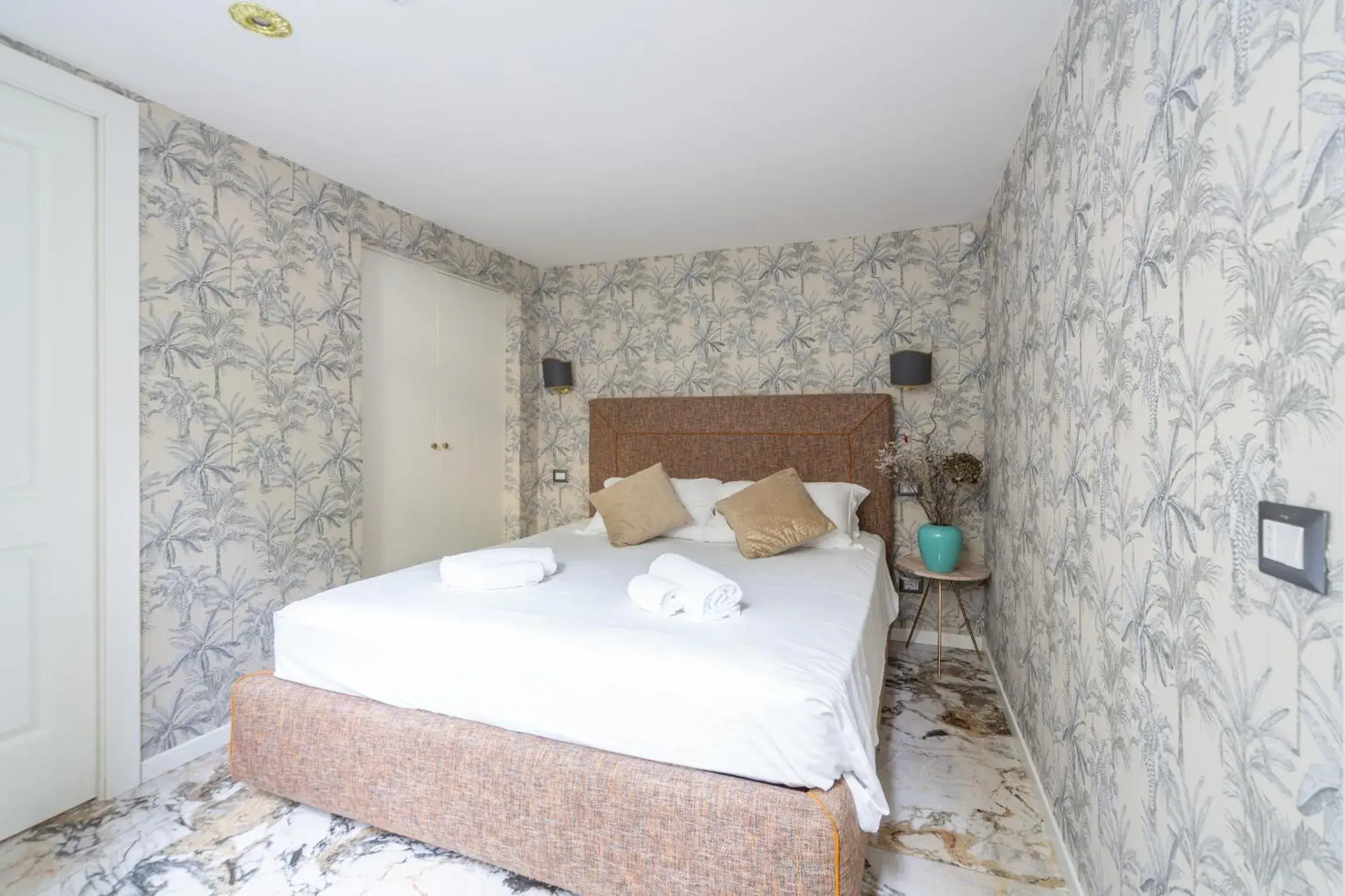 Standard Queen Room in Duomo Smart Suites Standard Queen Room in Duomo Smart Suites