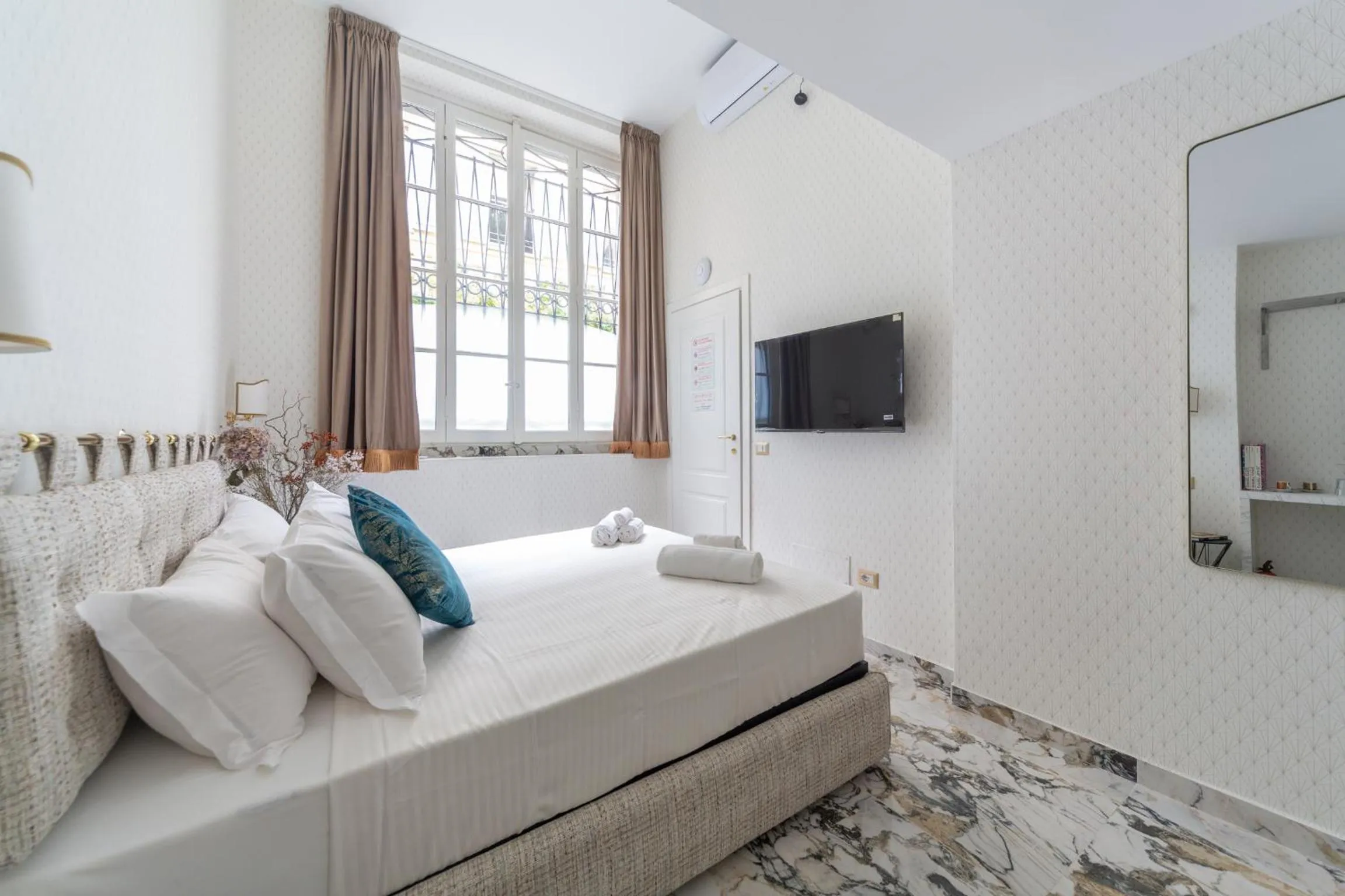 TV and multimedia, Bed in Duomo Smart Suites