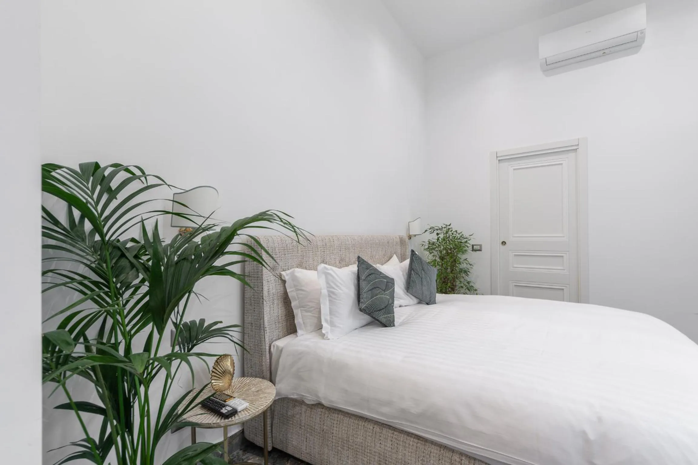 Photo of the whole room, Bed in Duomo Smart Suites