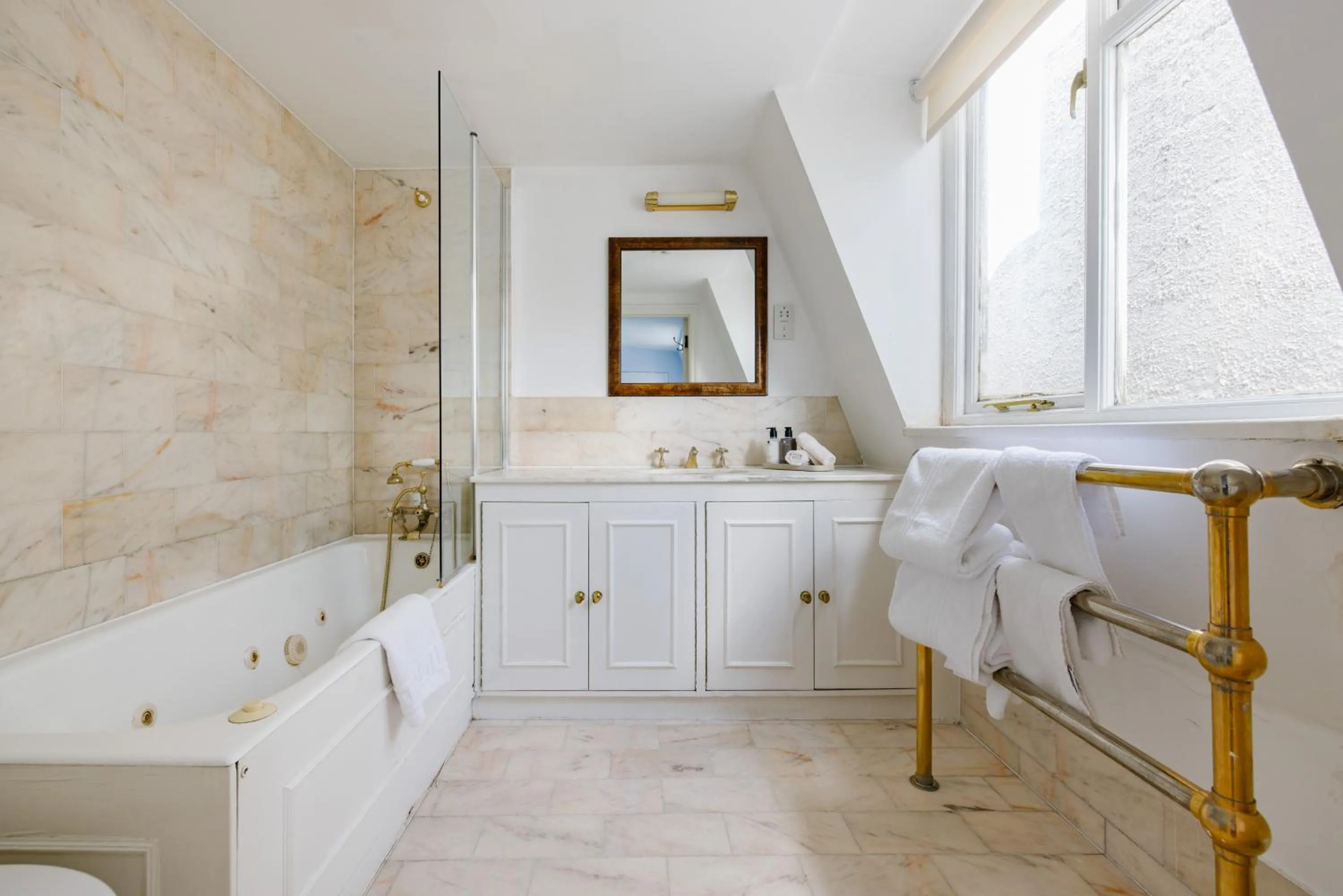 Bathroom, Bed in The Abbey Notting Hill