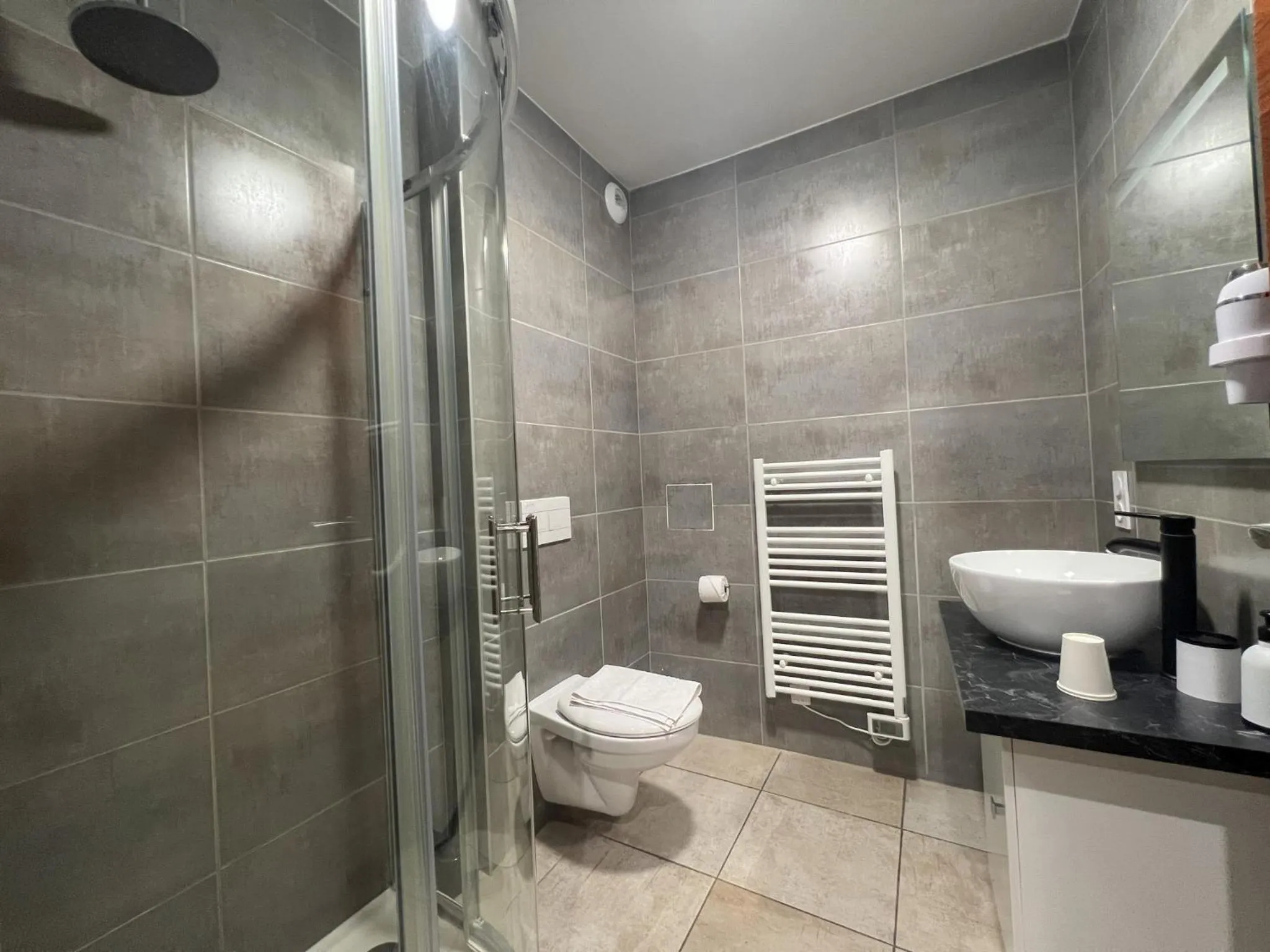 Shower in SQUARE HOTEL