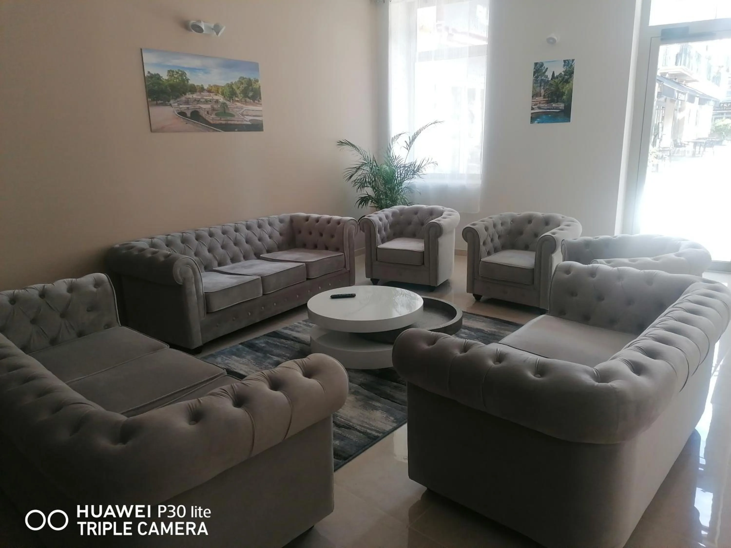 Communal lounge/ TV room in SQUARE HOTEL