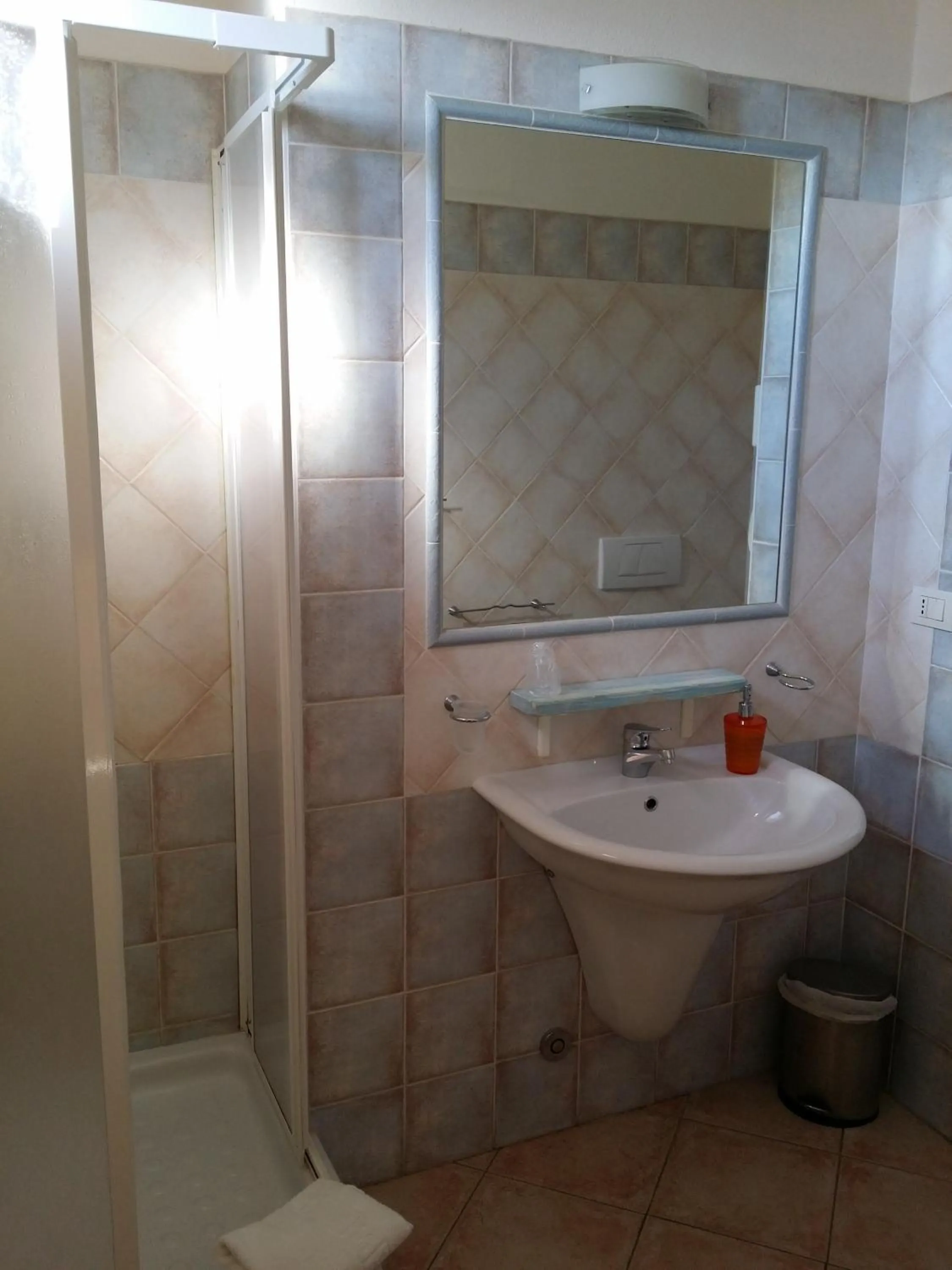 Shower in Hotel Tabby