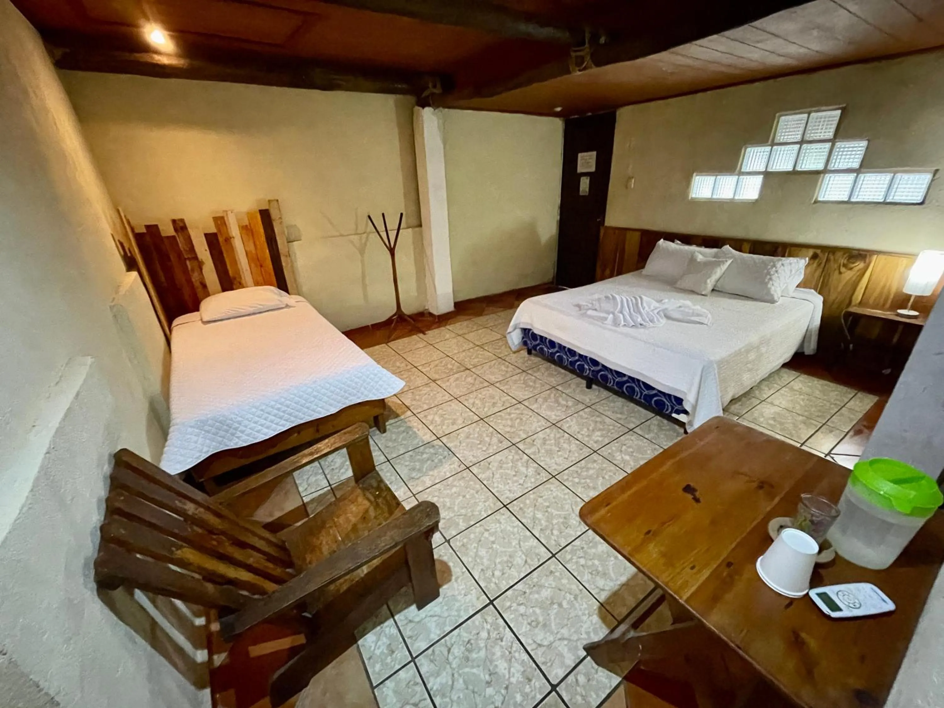 Photo of the whole room, Bed in Johnnys Place Hotel