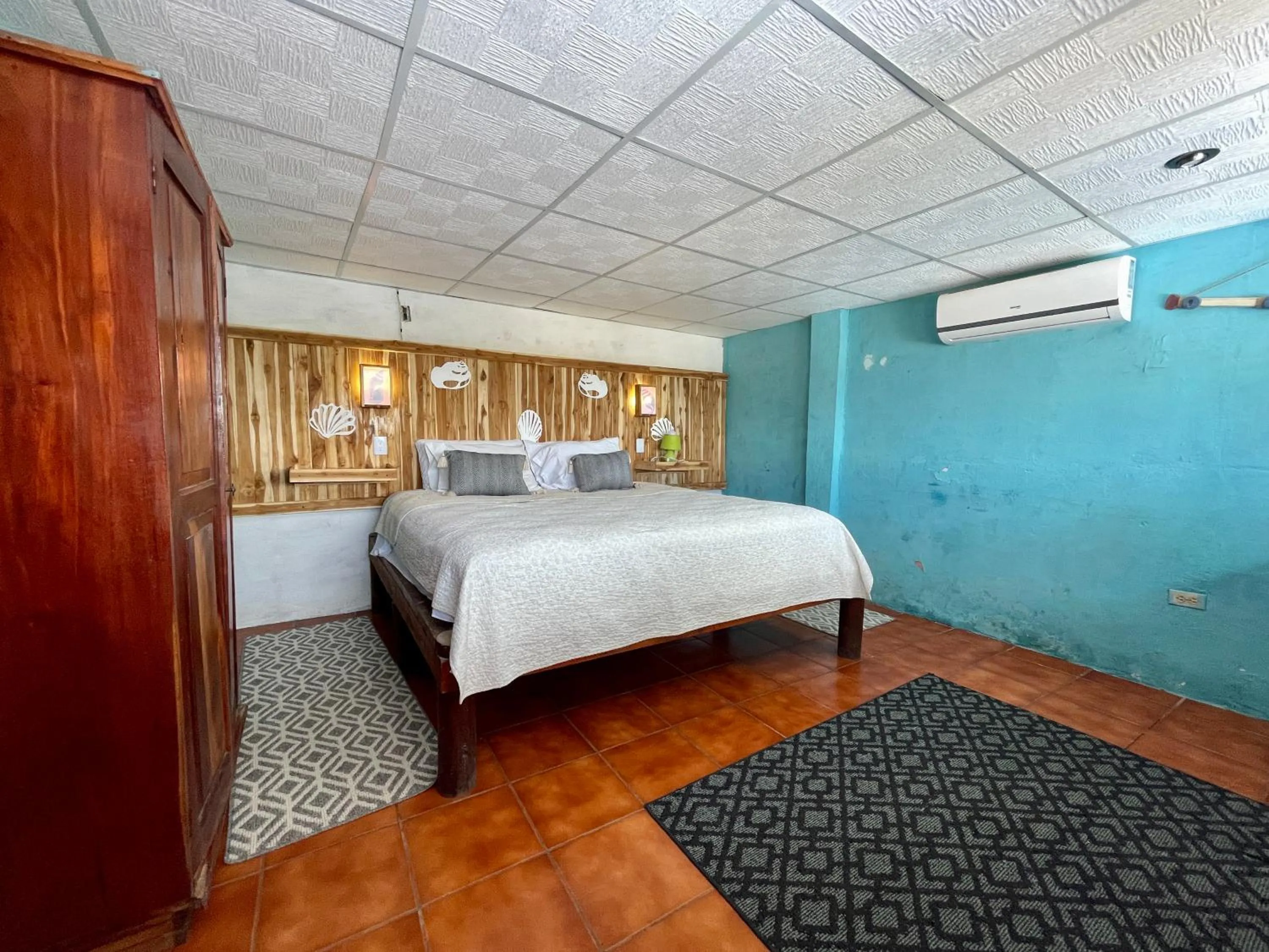 air conditioner, Bed in Johnnys Place Hotel