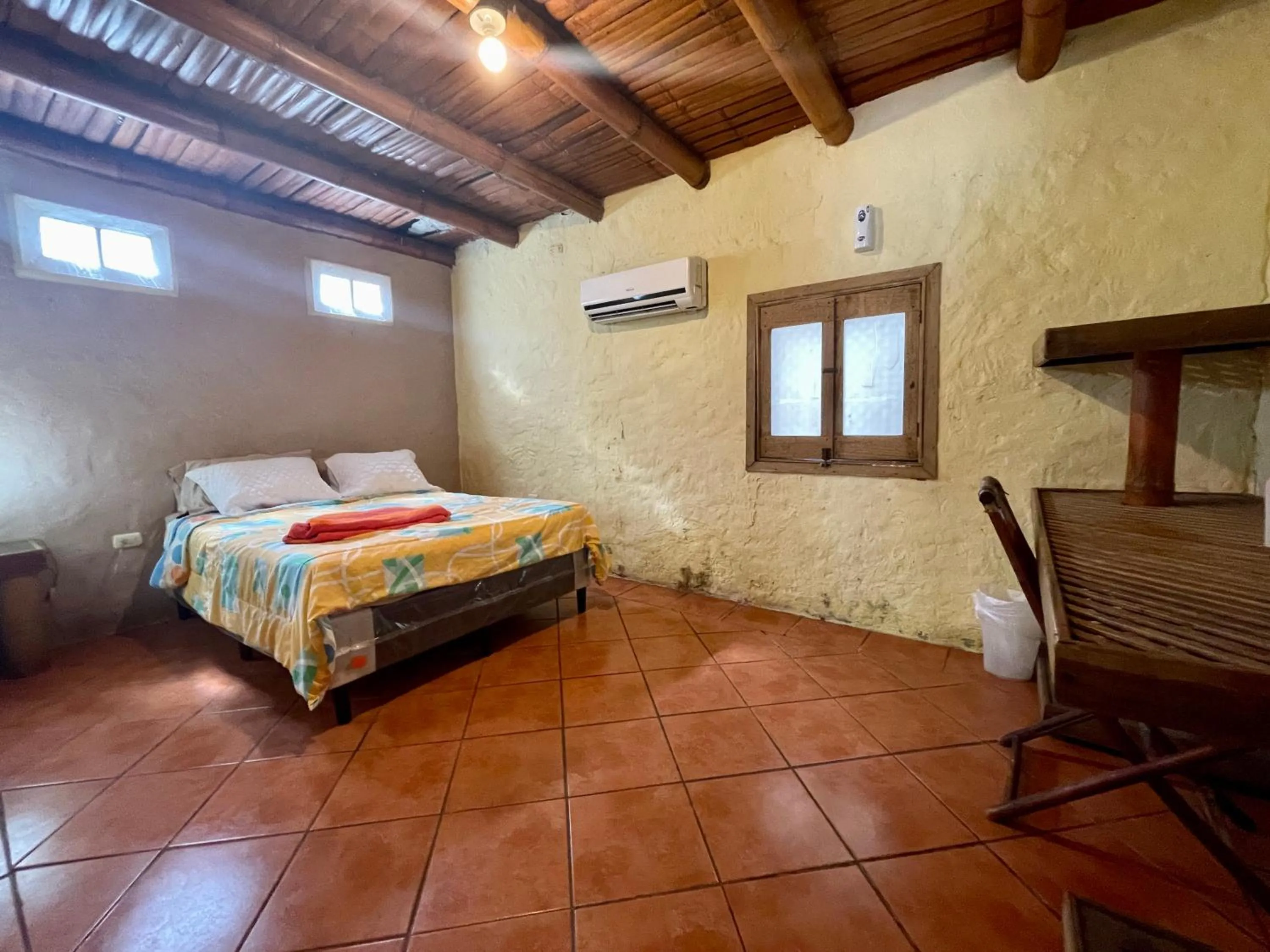 Photo of the whole room, Bed in Johnnys Place Hotel