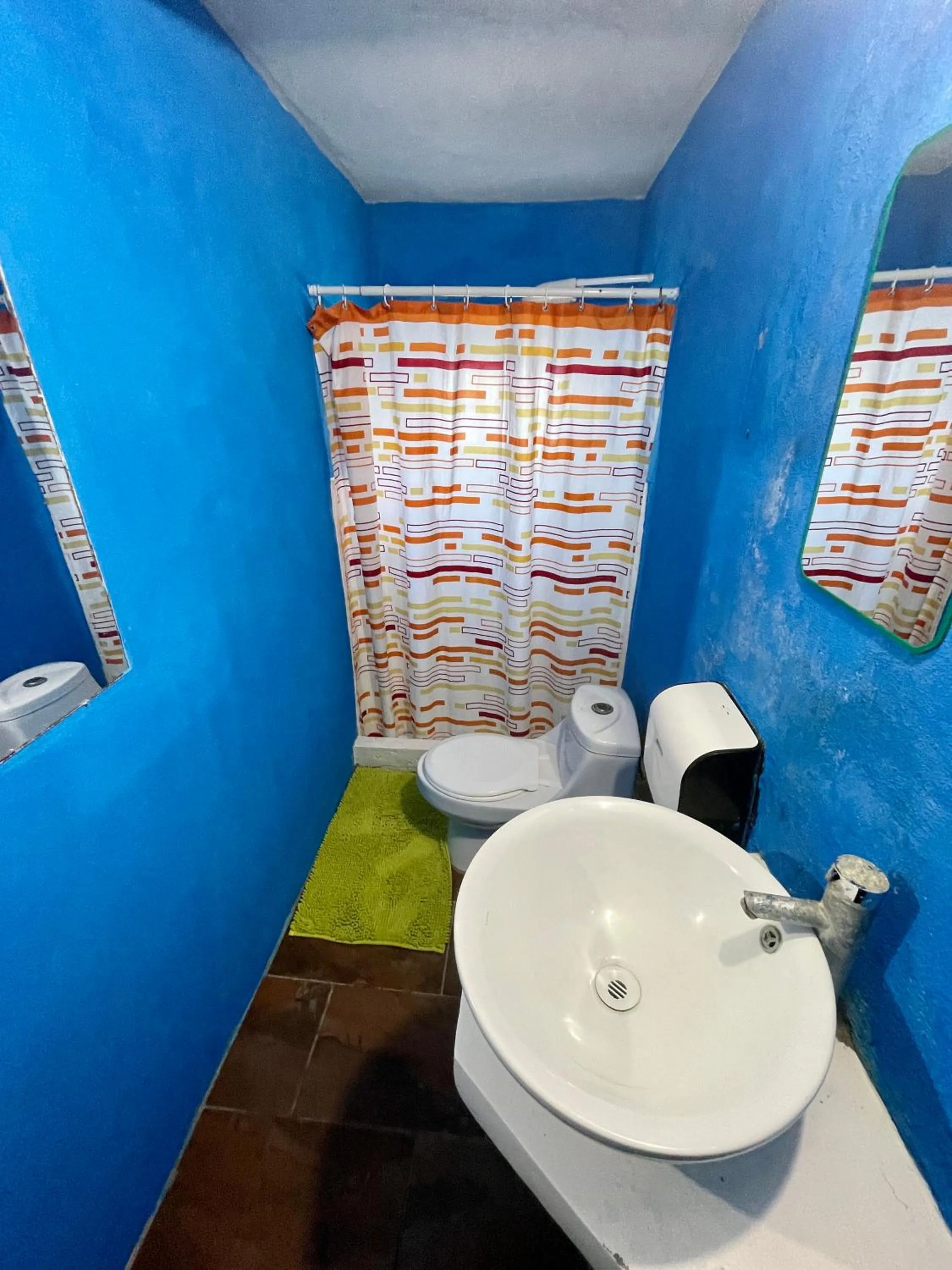 Bathroom in Johnnys Place Hotel