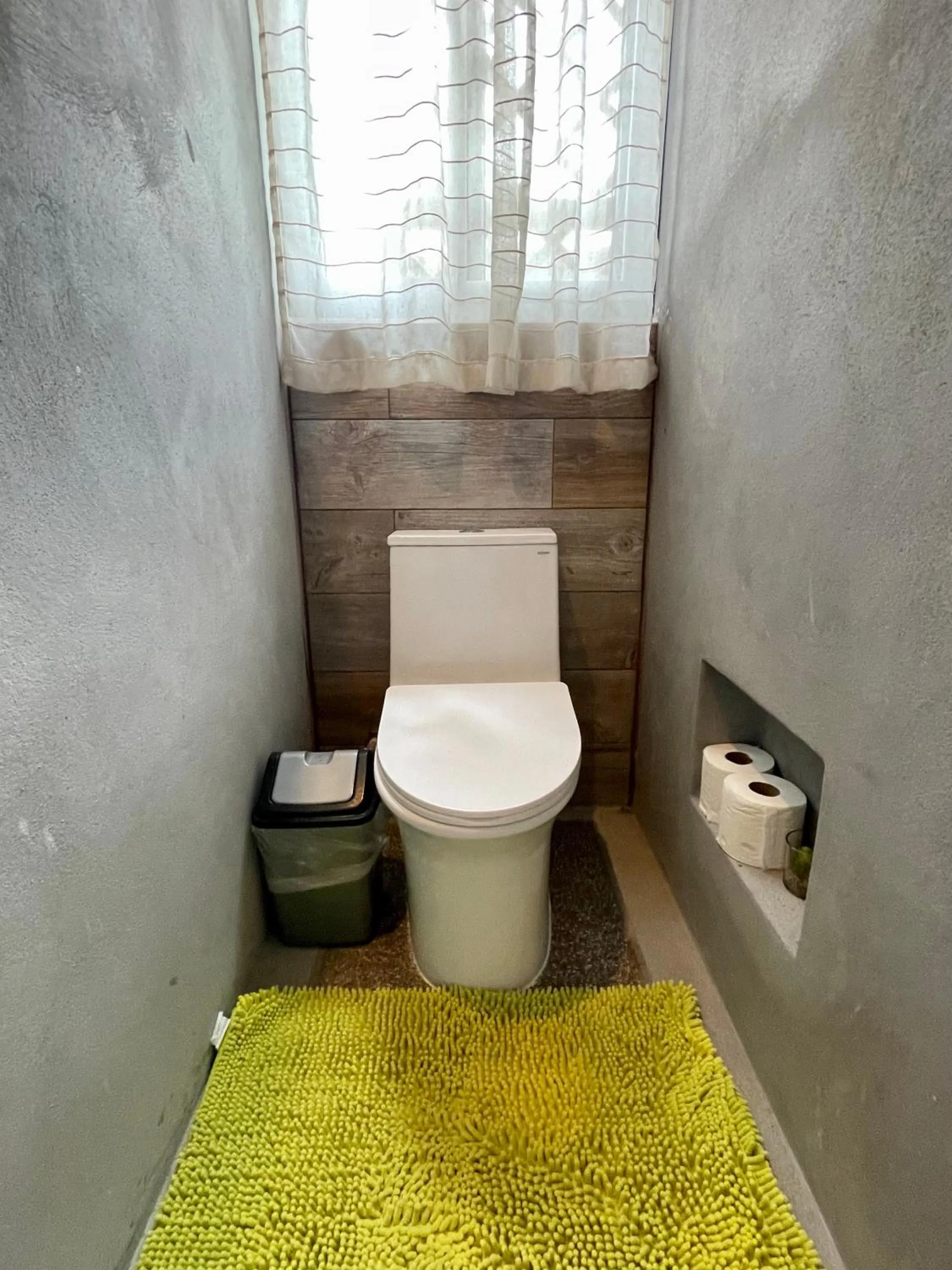 Bathroom in Johnnys Place Hotel