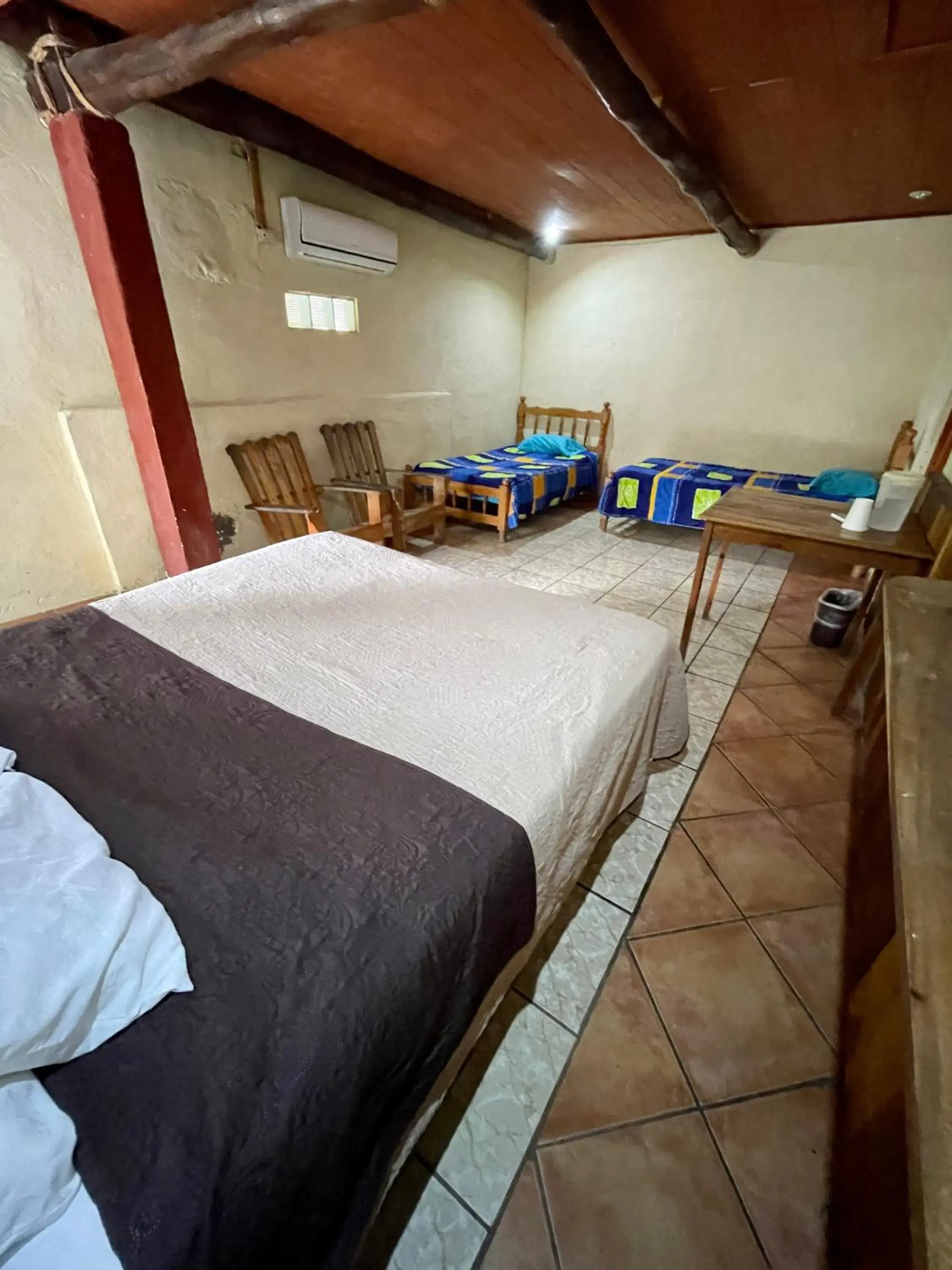 Quadruple Room in Johnnys Place Hotel Quadruple Room in Johnnys Place Hotel