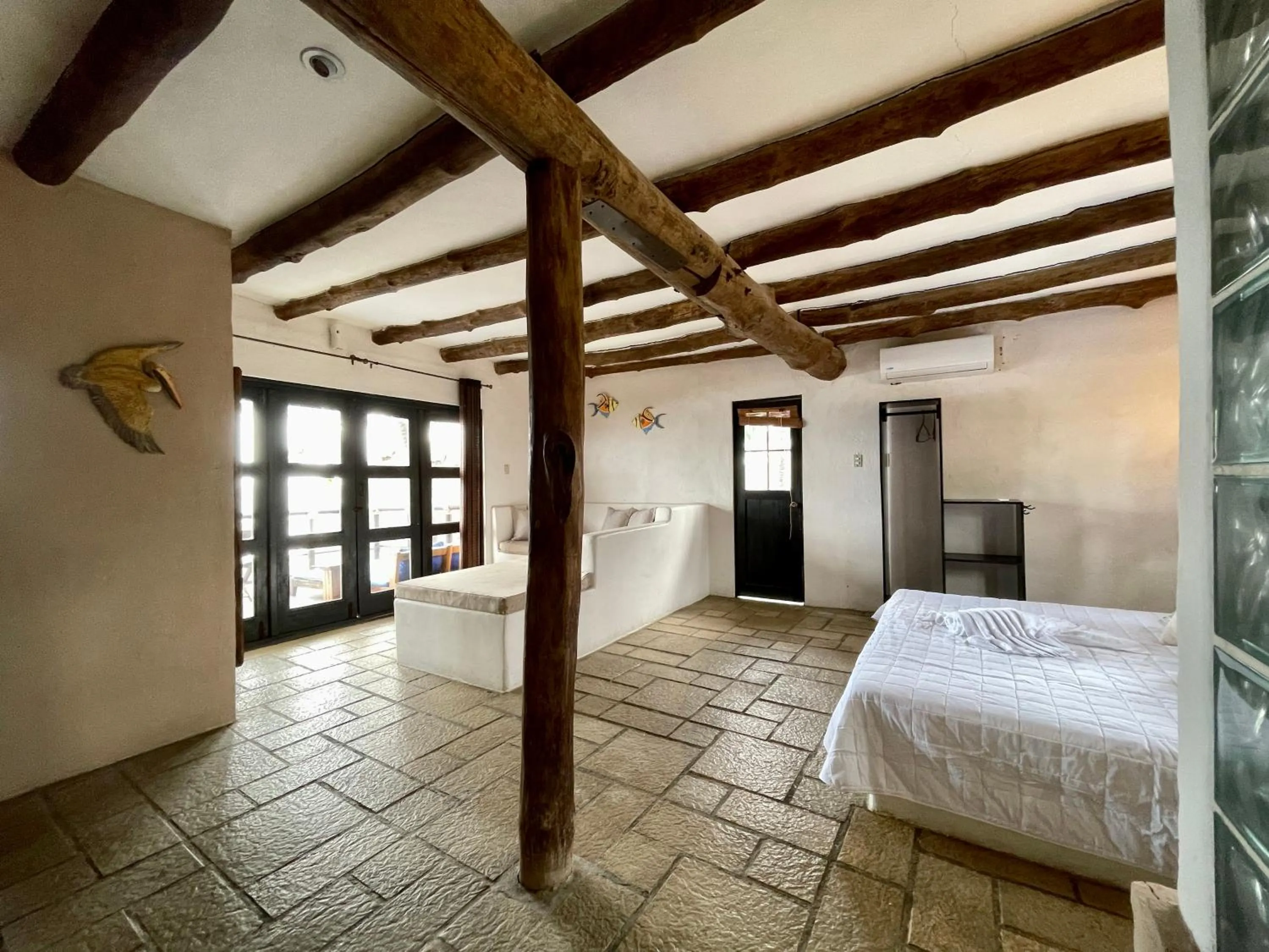 Photo of the whole room, Bed in Johnnys Place Hotel