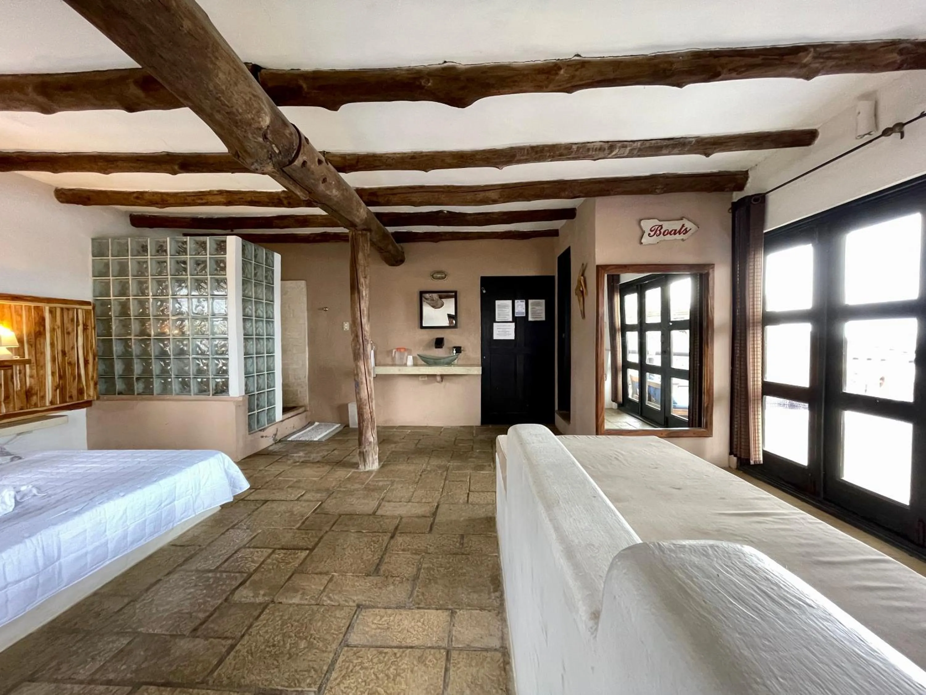 Sea view, Bed in Johnnys Place Hotel