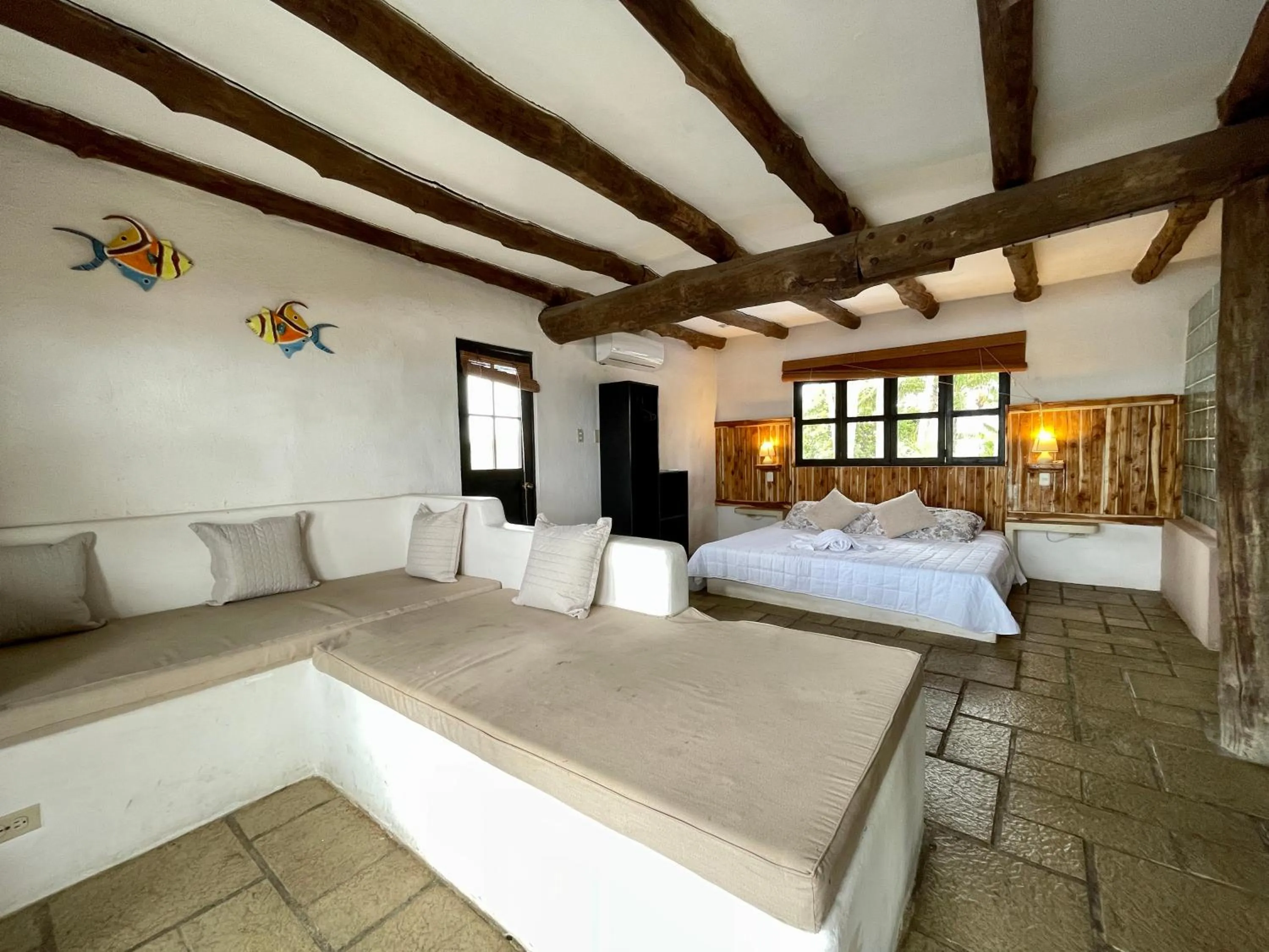 Photo of the whole room, Bed in Johnnys Place Hotel