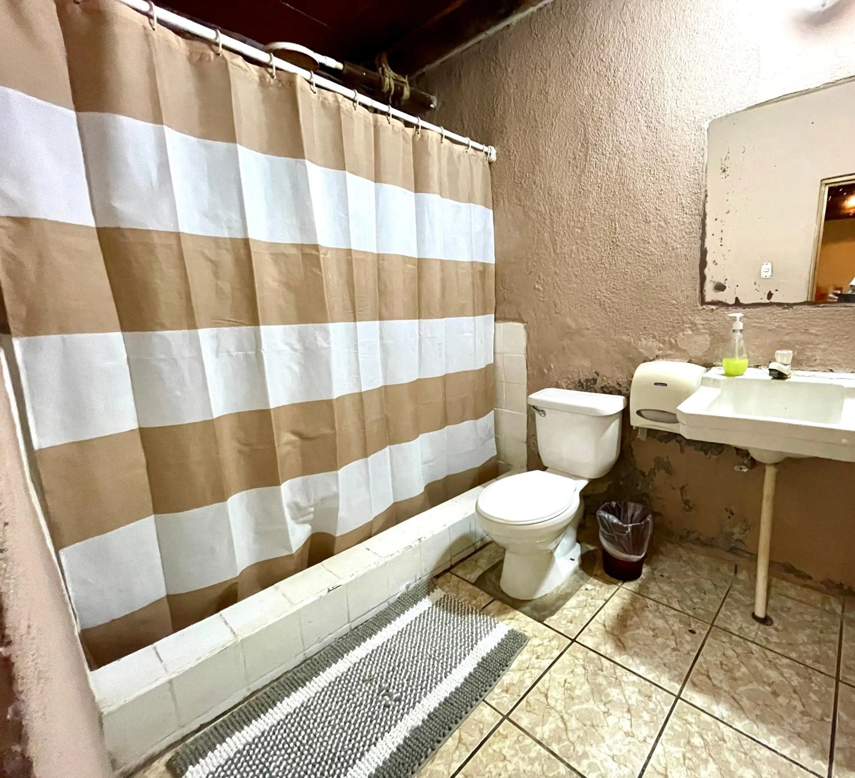 Bathroom in Johnnys Place Hotel