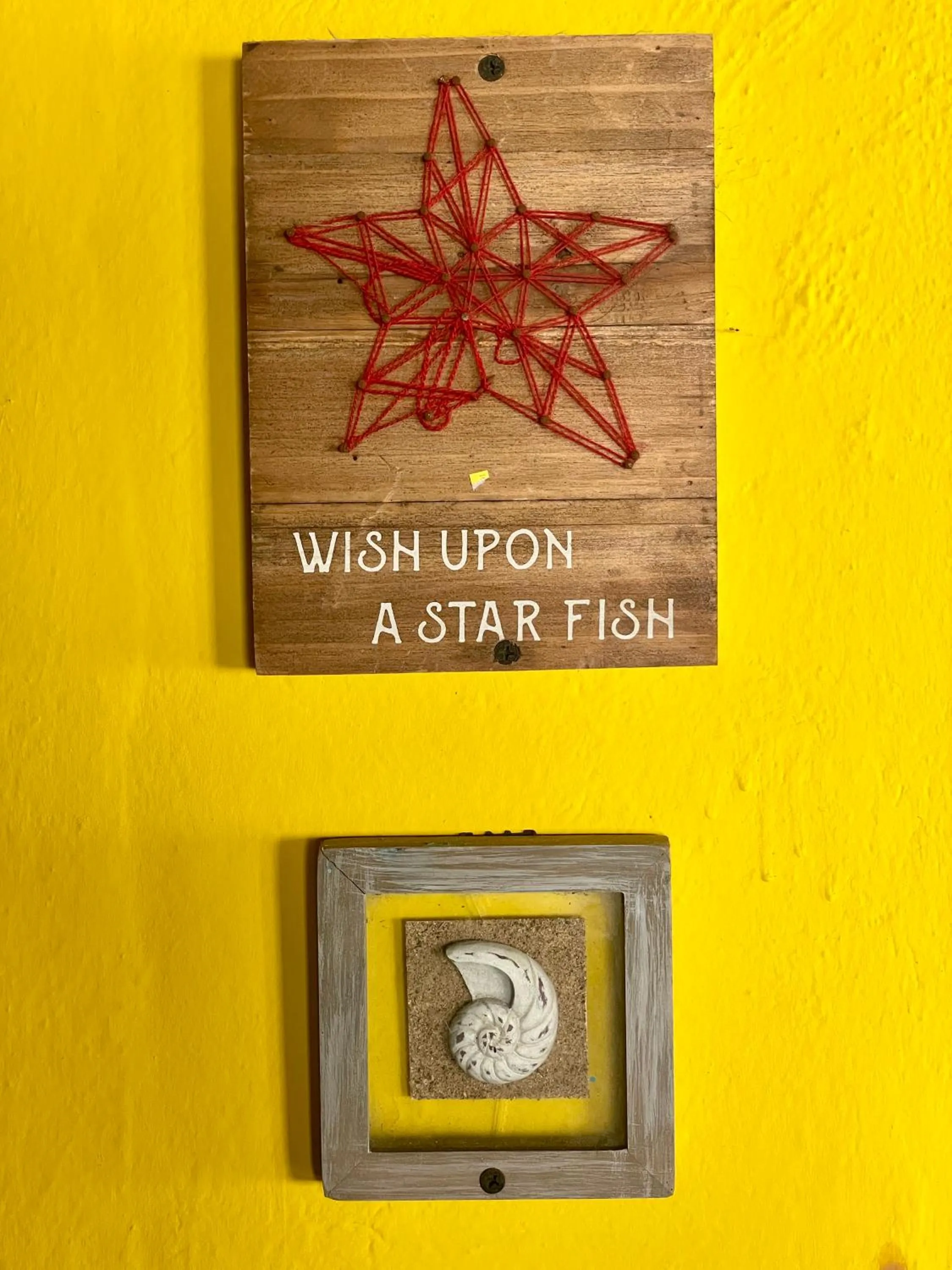 Decorative detail in Johnnys Place Hotel