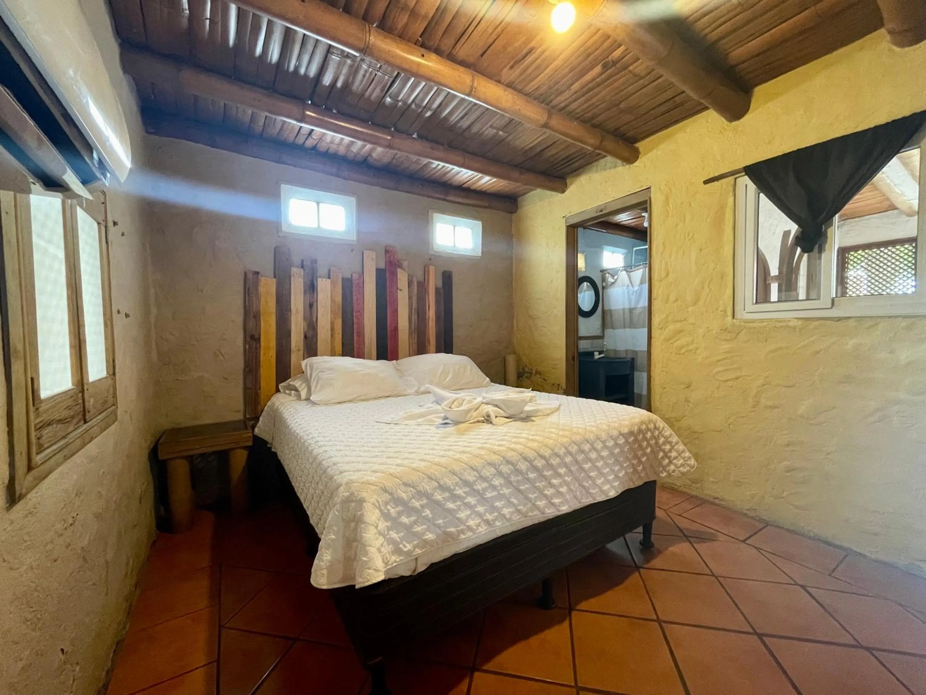 Photo of the whole room, Bed in Johnnys Place Hotel