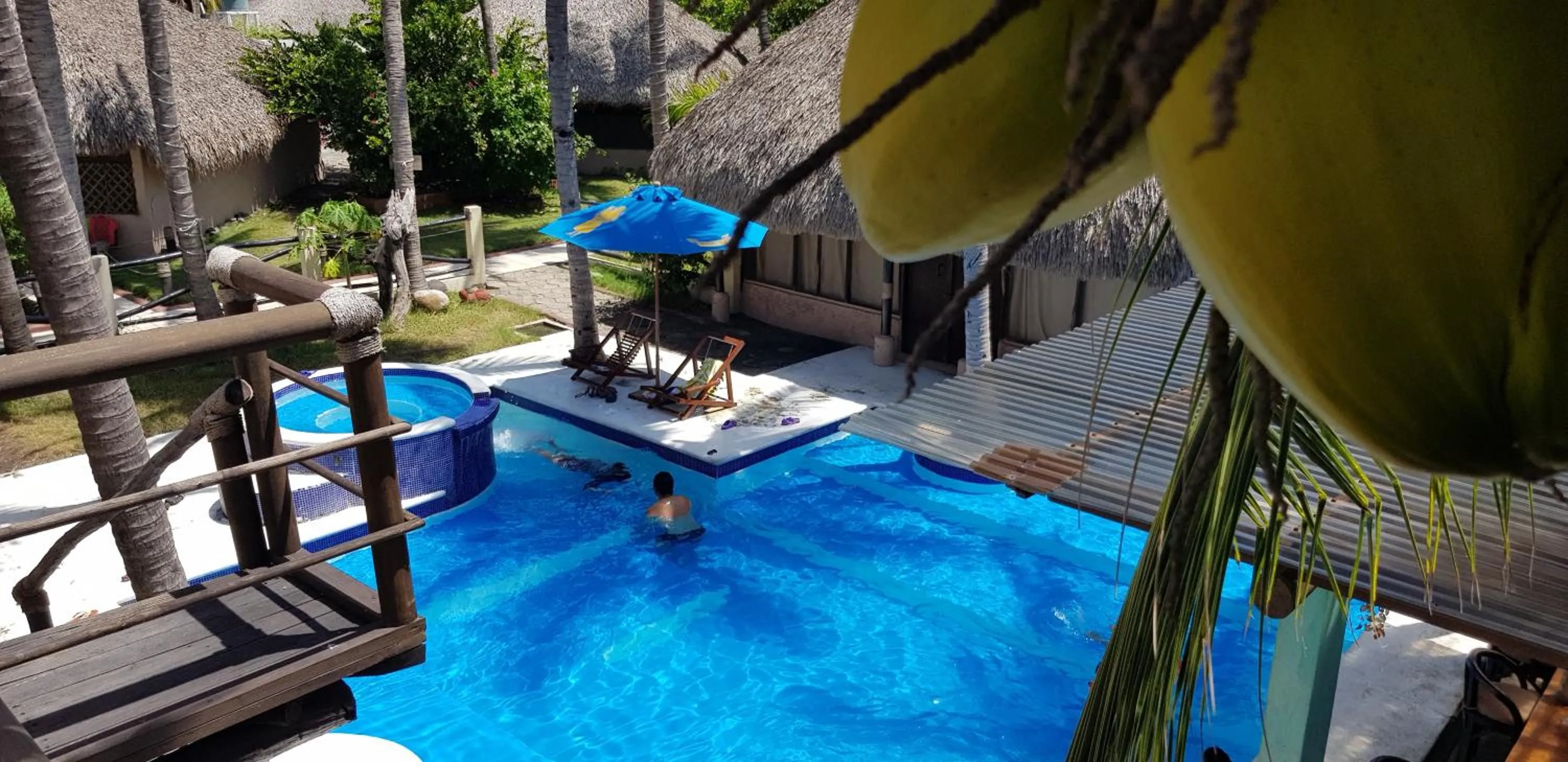 Swimming pool in Johnnys Place Hotel