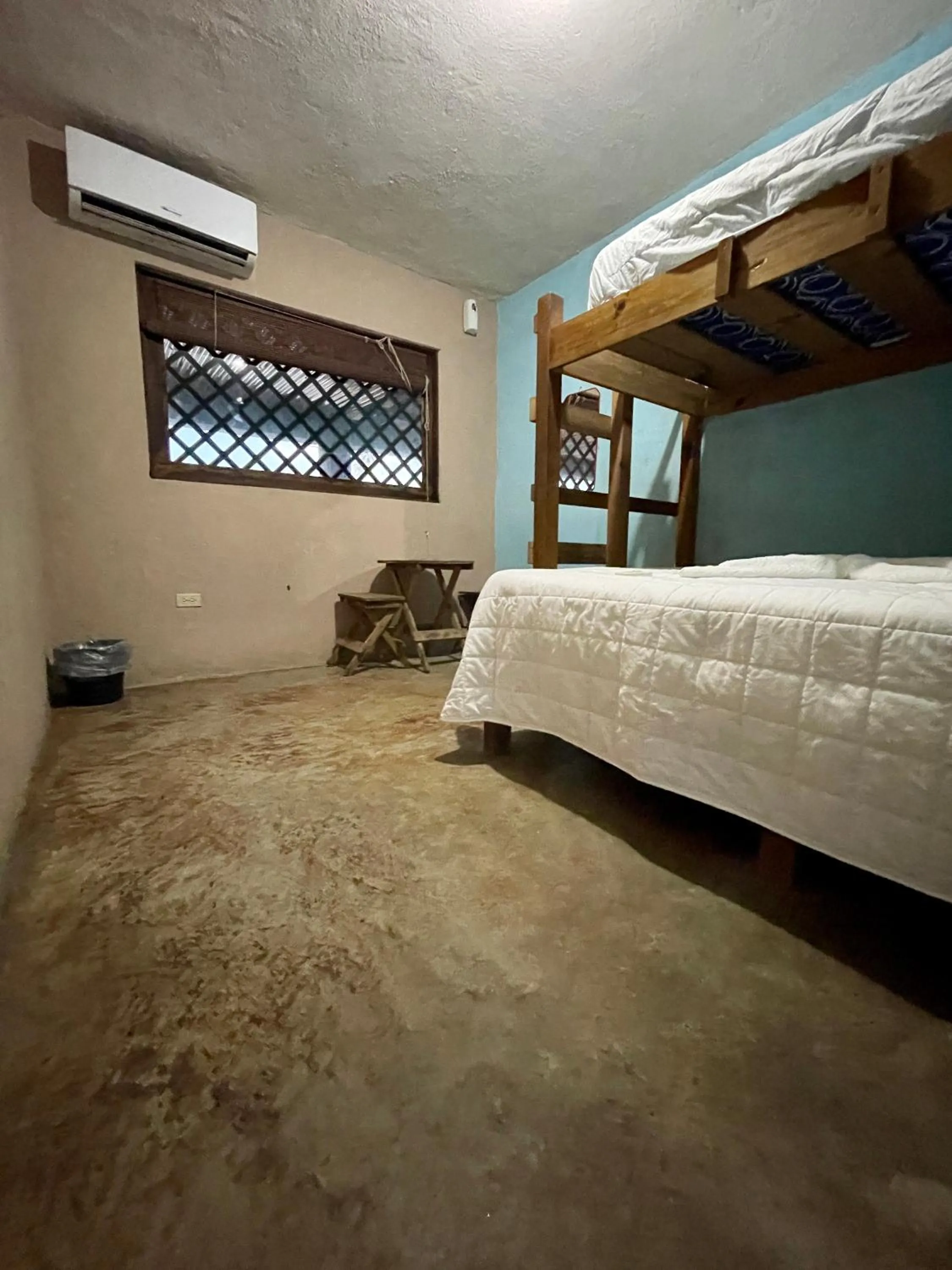 bunk bed, Bed in Johnnys Place Hotel