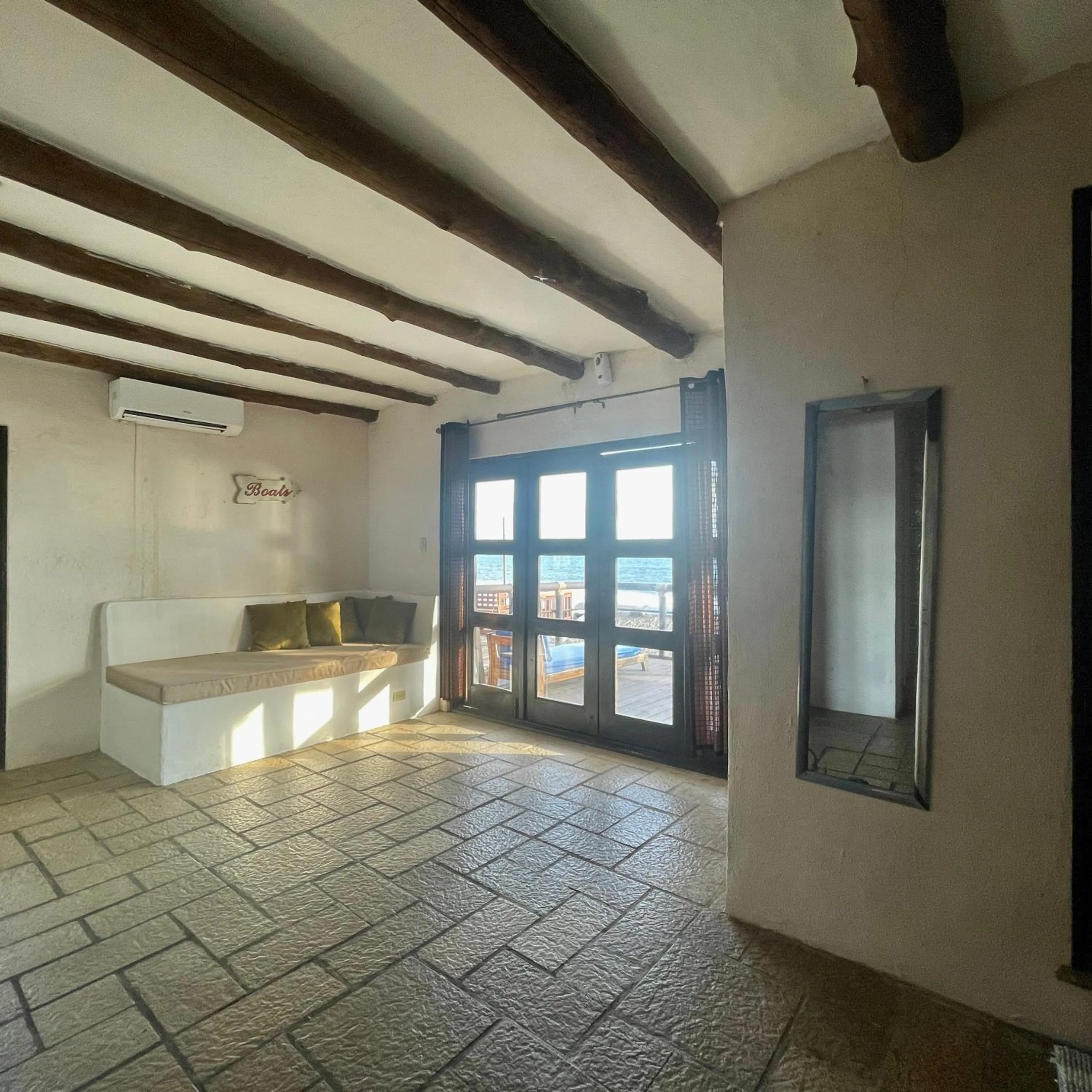 Living room in Johnnys Place Hotel