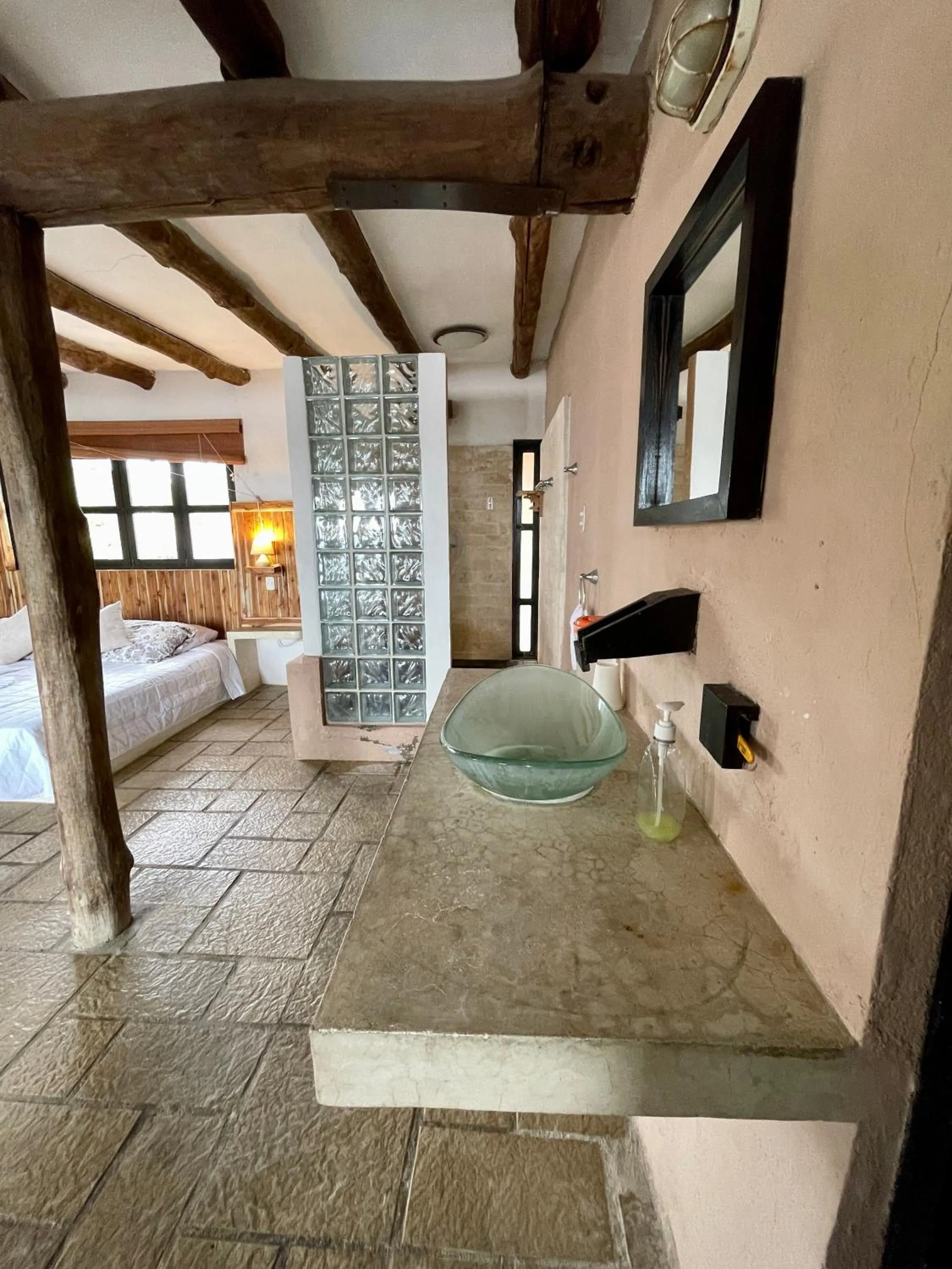 Bathroom in Johnnys Place Hotel