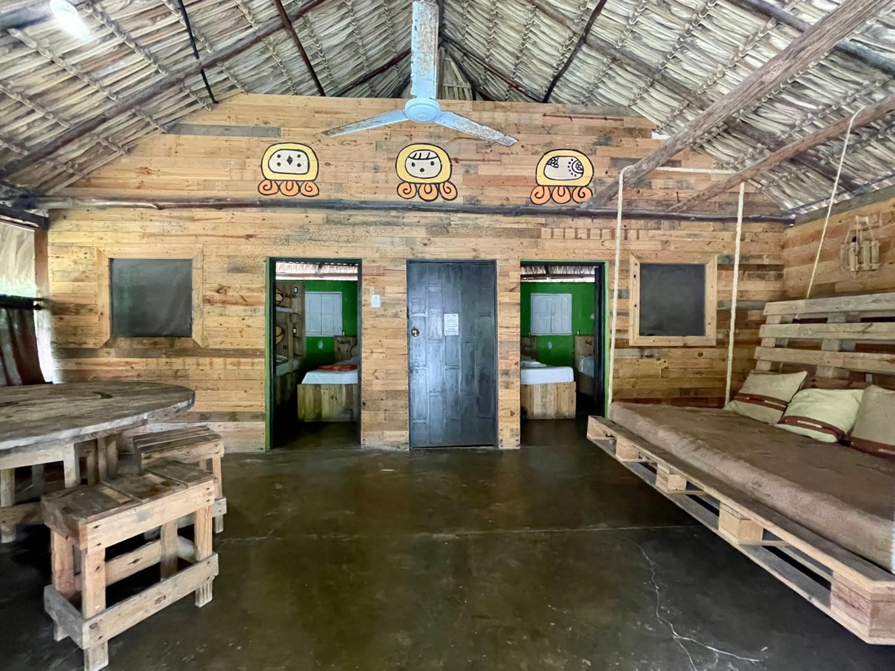 Living room in Johnnys Place Hotel