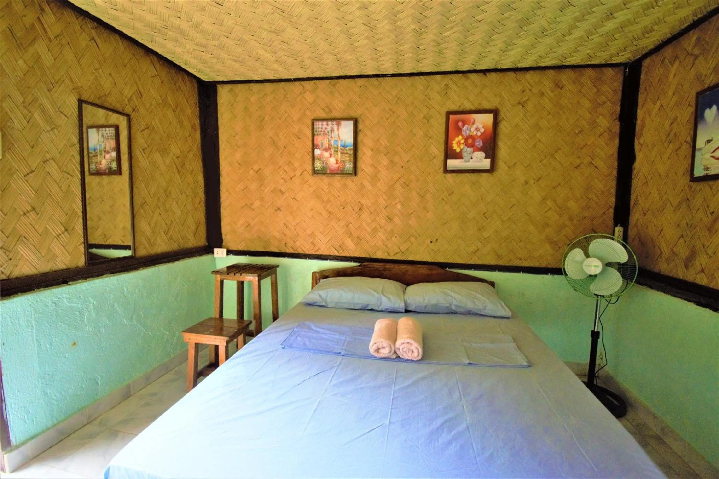 Bedroom, Bed in Concepcion Divers Lodge