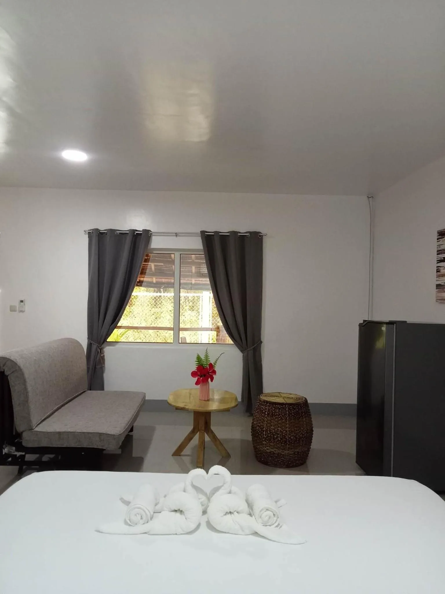 Seating area, Bed in Skott's Comfy Lodge