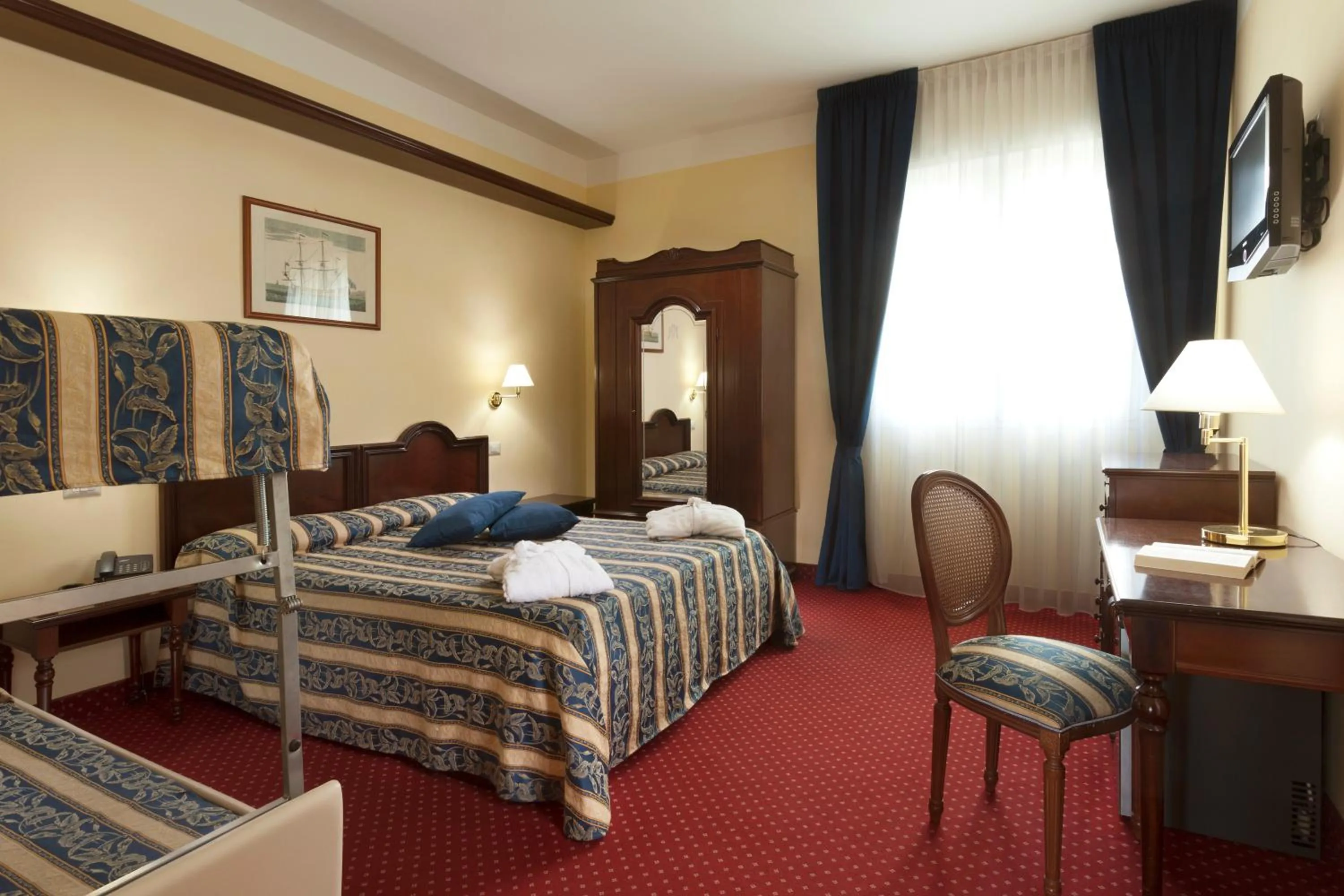 Photo of the whole room, Bed in Hotel Milano Helvetia - in centro con piscina