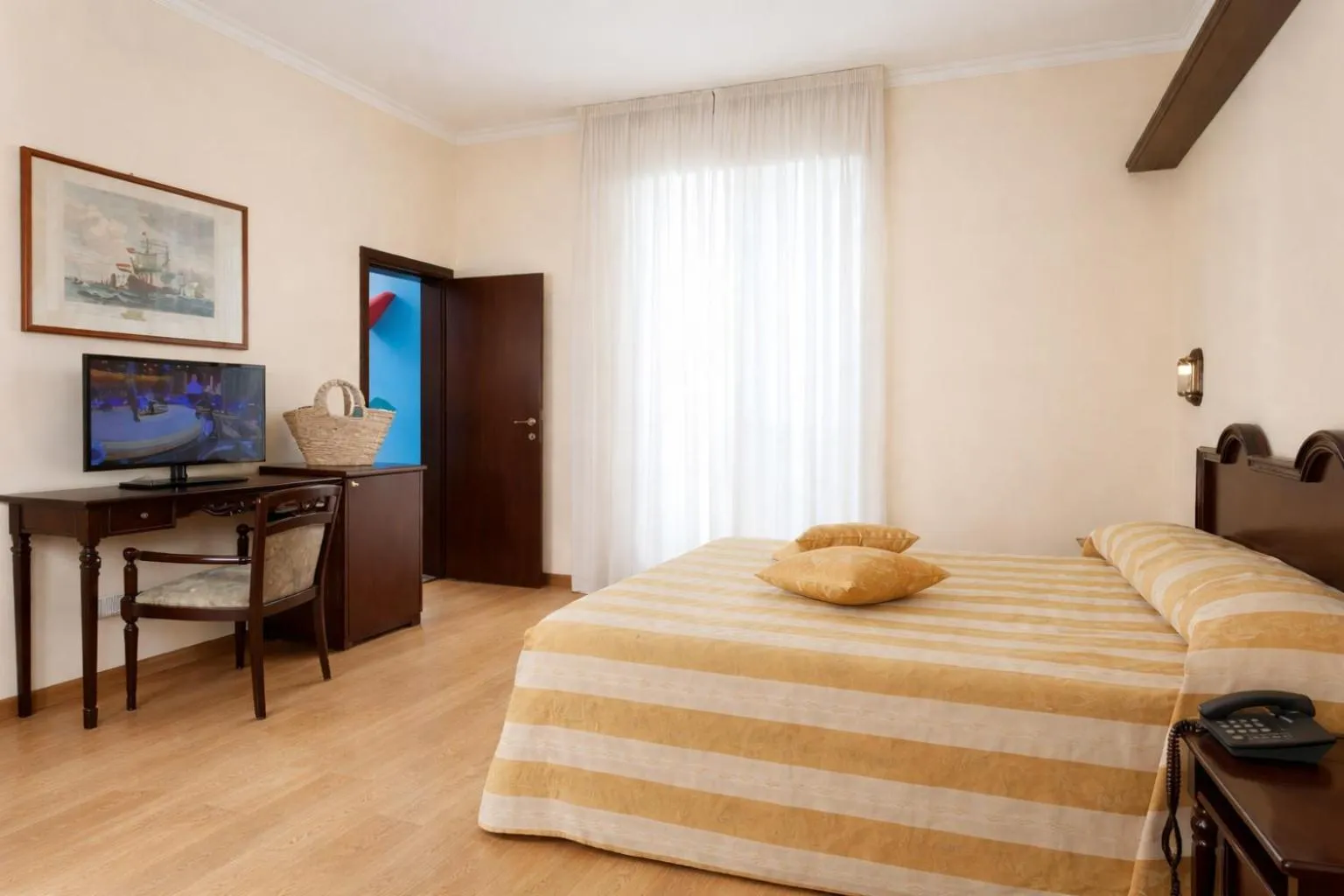 TV and multimedia, Bed in Hotel Milano Helvetia - in centro con piscina