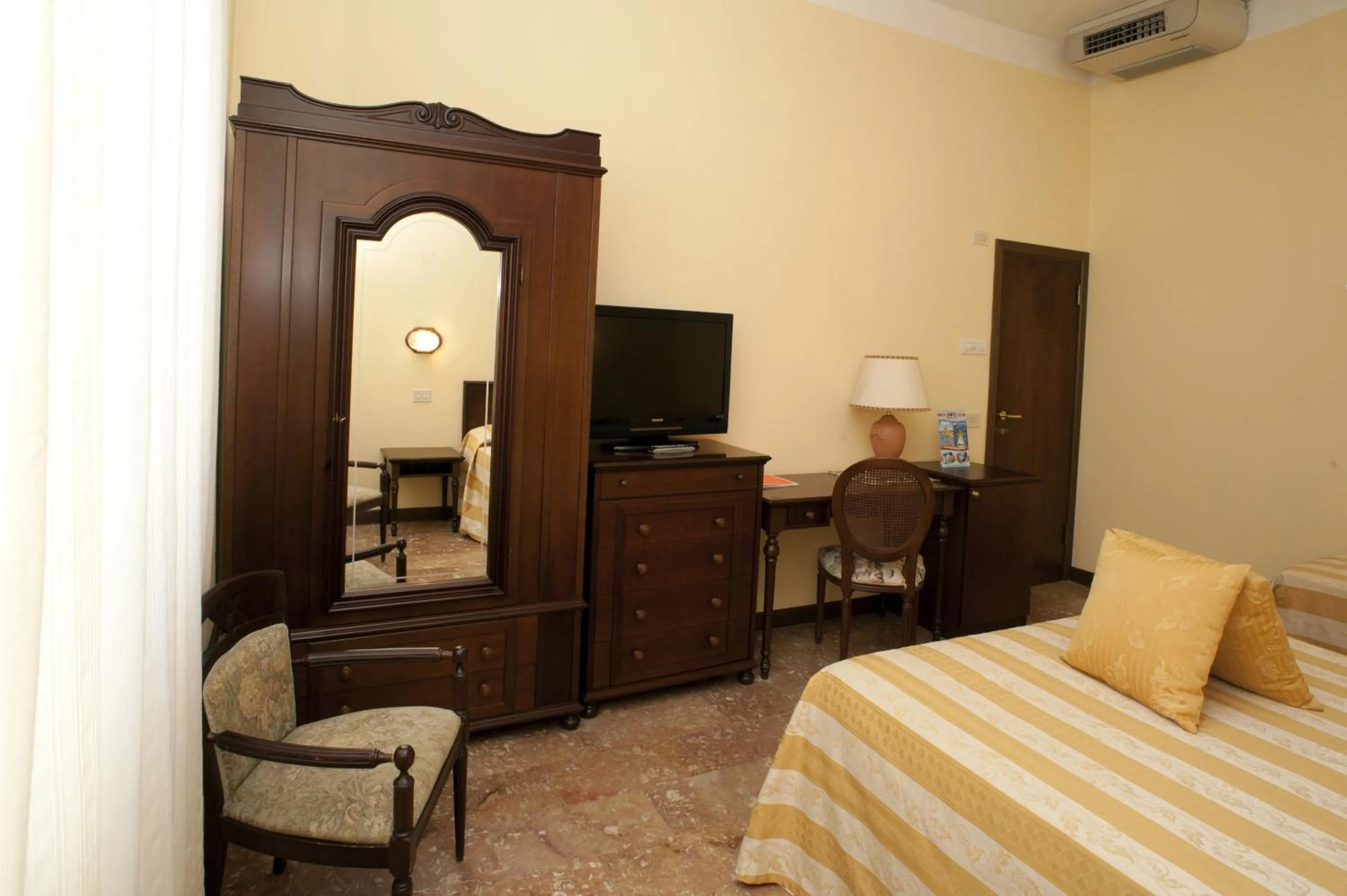 Decorative detail, Bed in Hotel Milano Helvetia - in centro con piscina