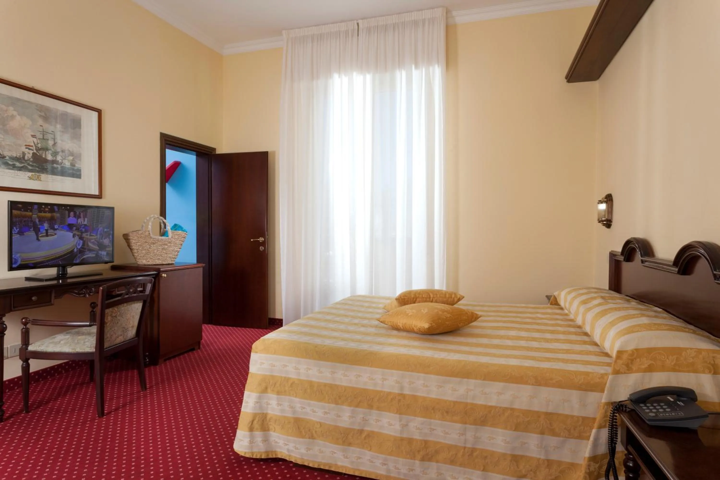 Photo of the whole room, Bed in Hotel Milano Helvetia - in centro con piscina