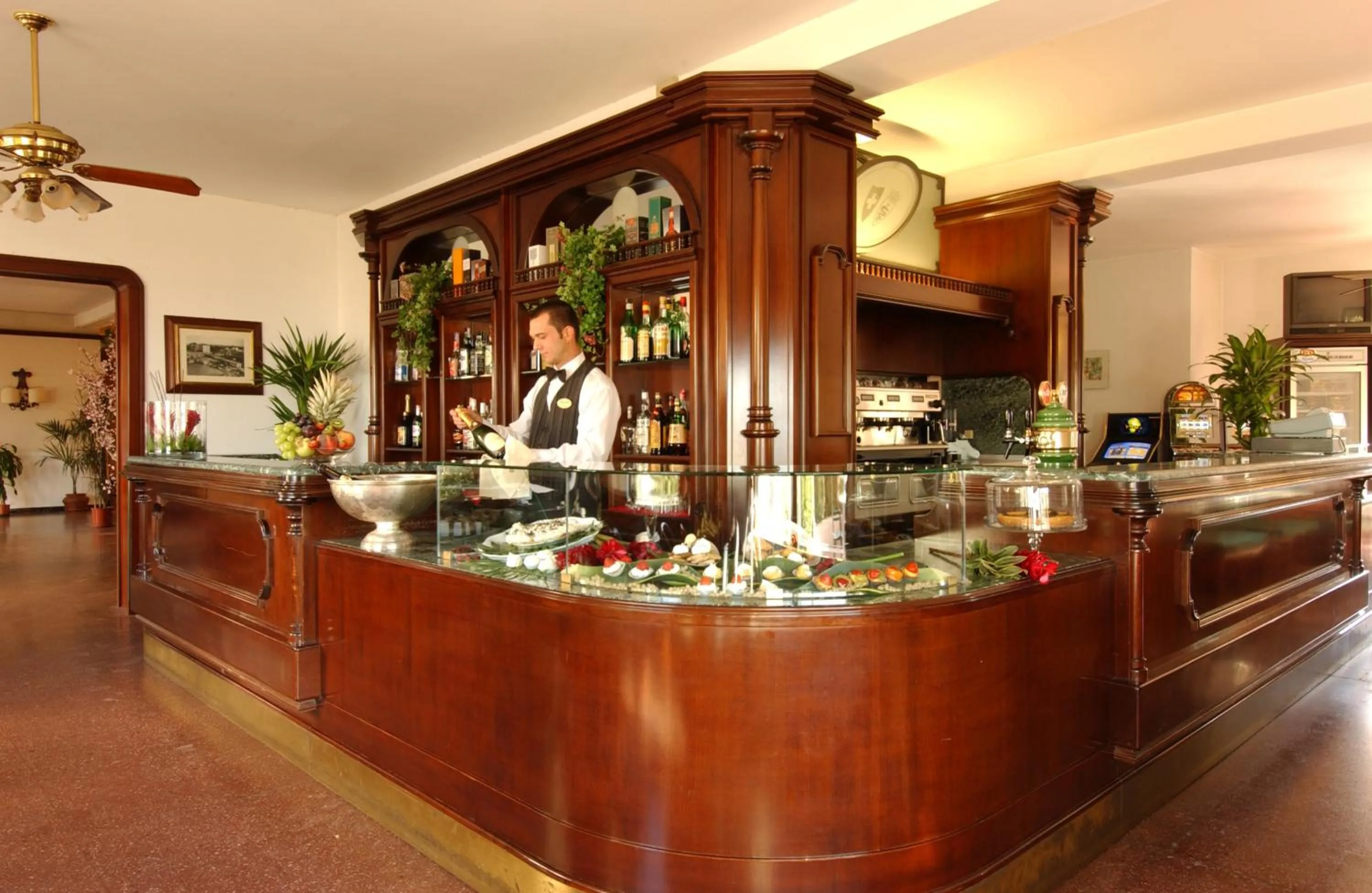 Lounge or bar in Hotel Milano Helvetia - in centro con piscina