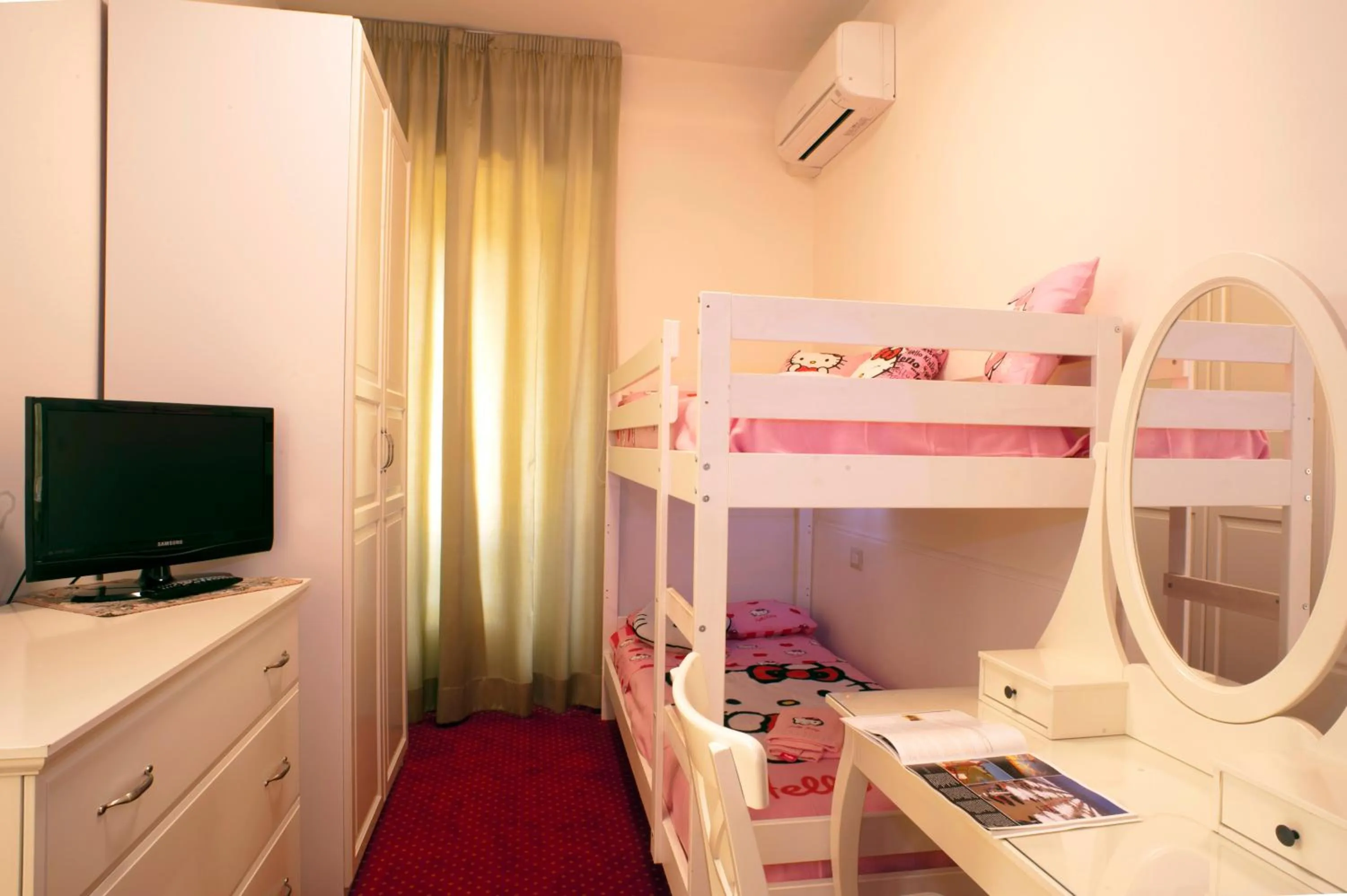 Photo of the whole room, Bed in Hotel Milano Helvetia - in centro con piscina