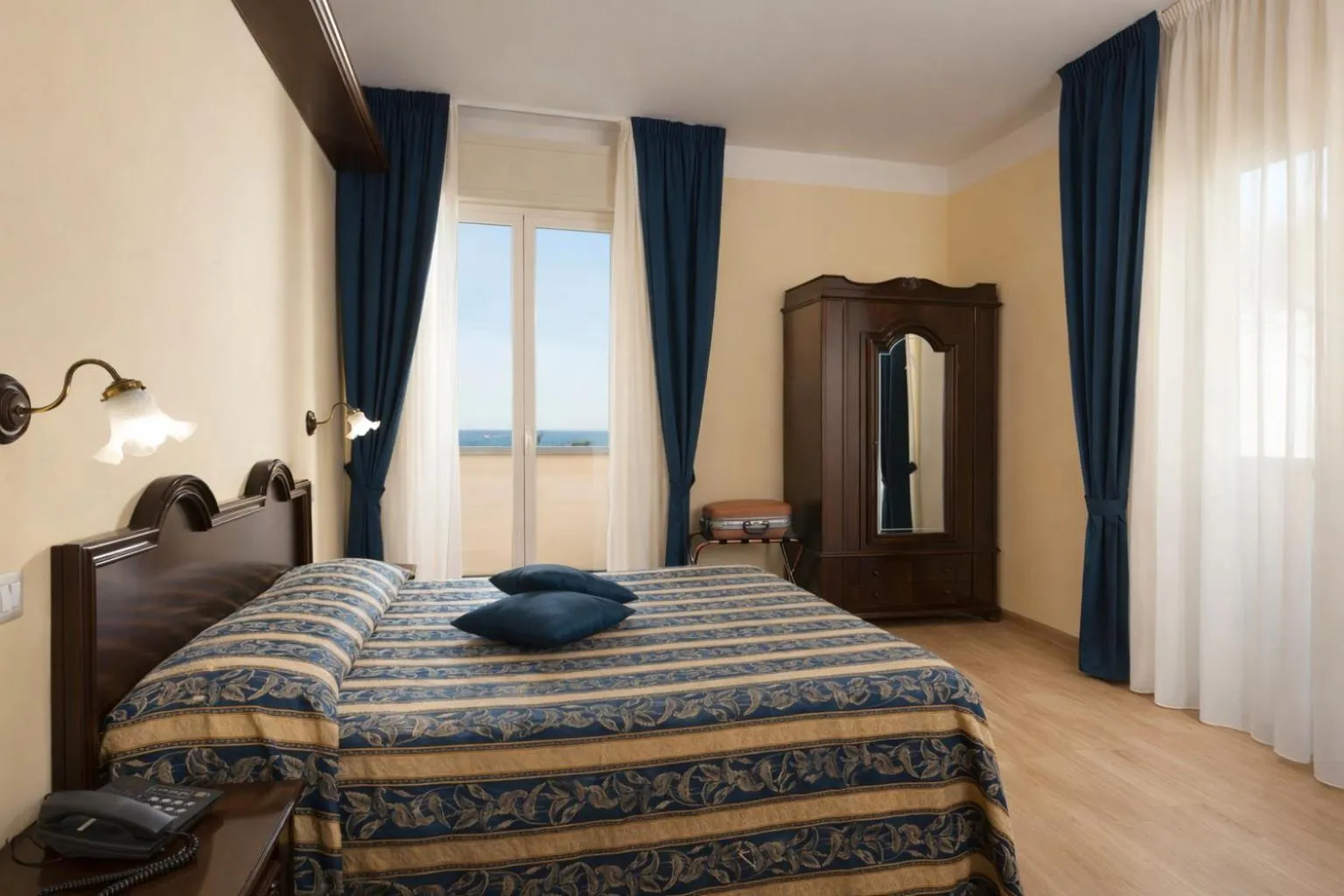 Bedroom, Bed in Hotel Milano Helvetia - in centro con piscina