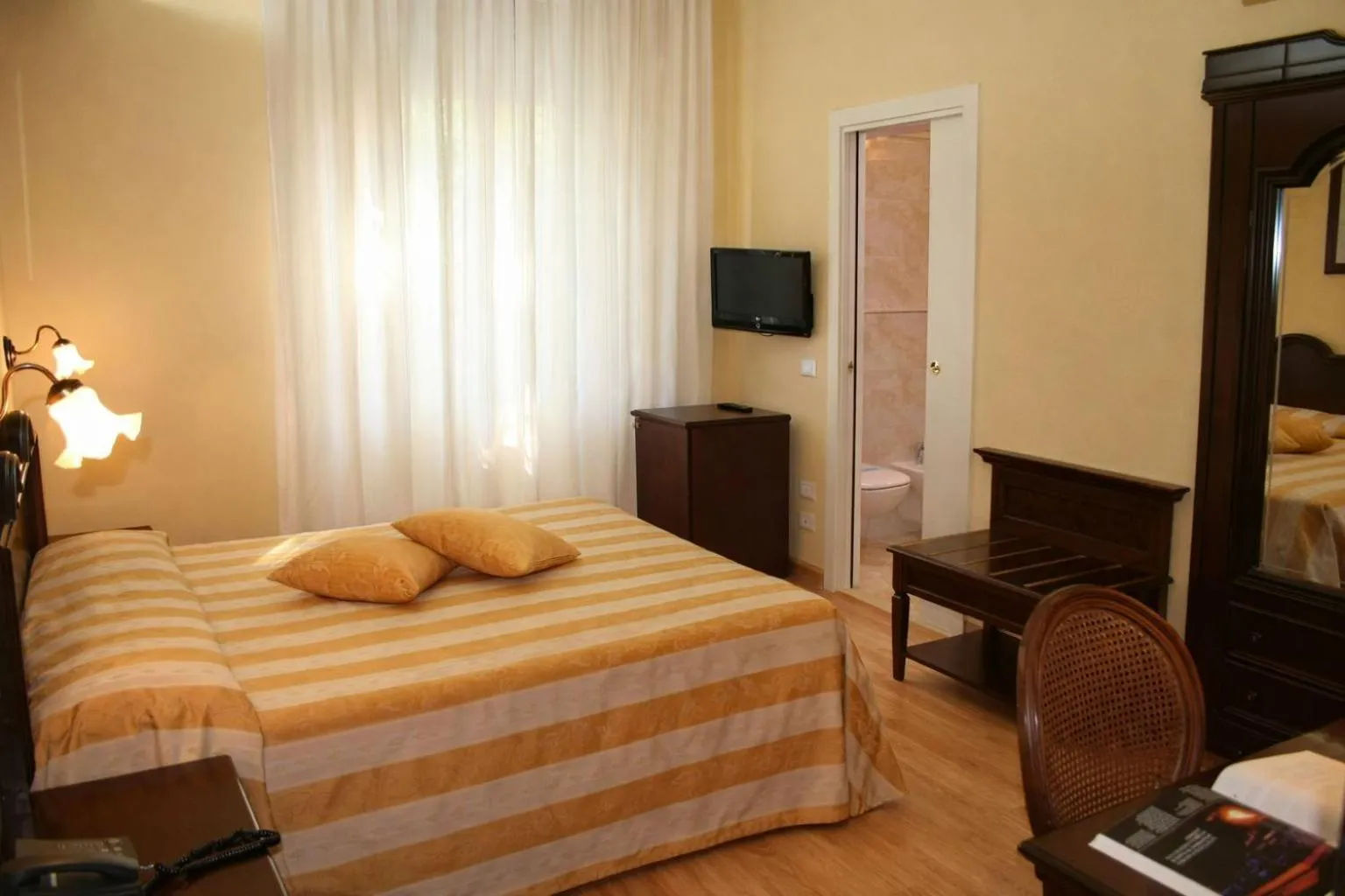 Bedroom, Bed in Hotel Milano Helvetia - in centro con piscina