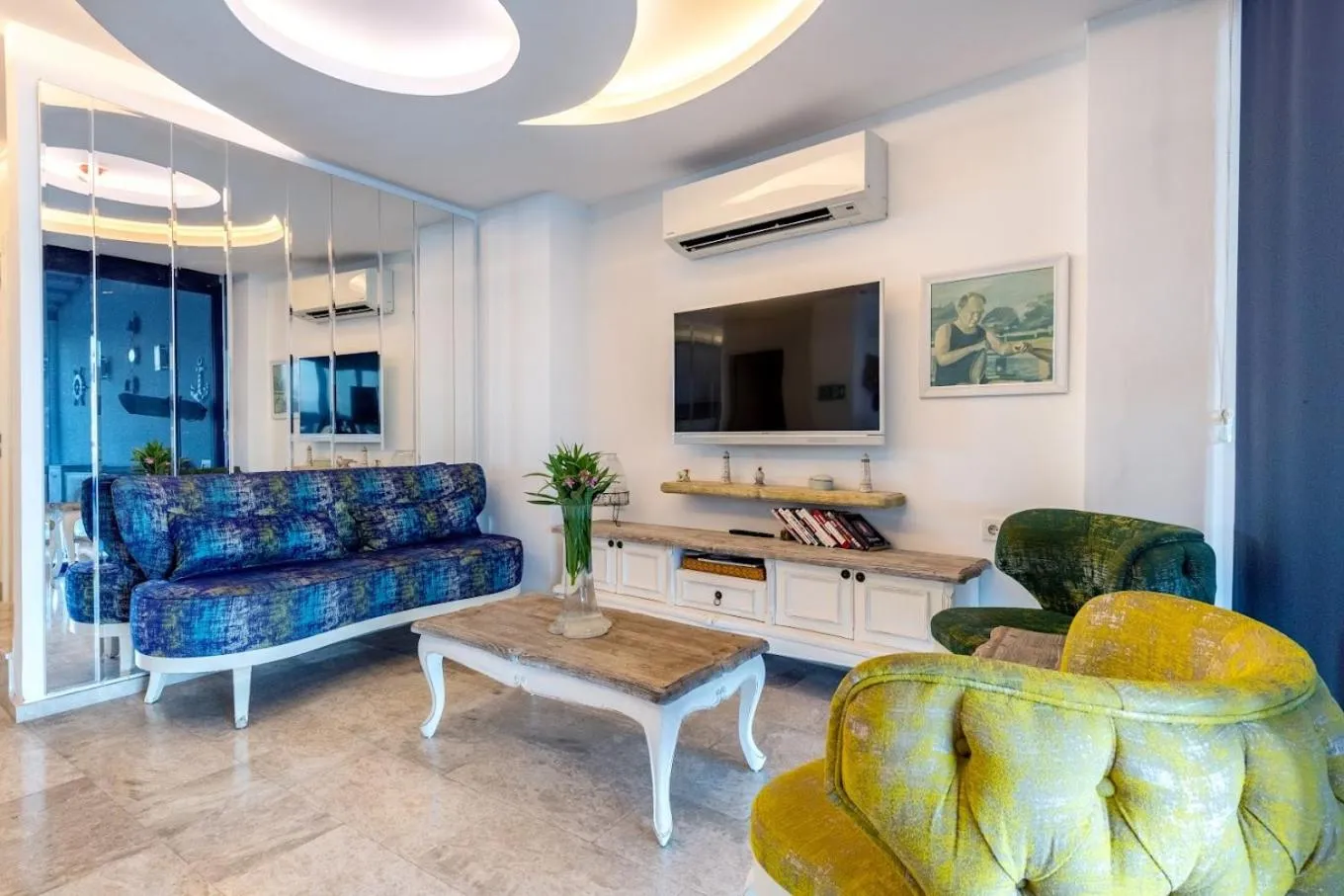 Communal lounge/ TV room in Urla Marin otel