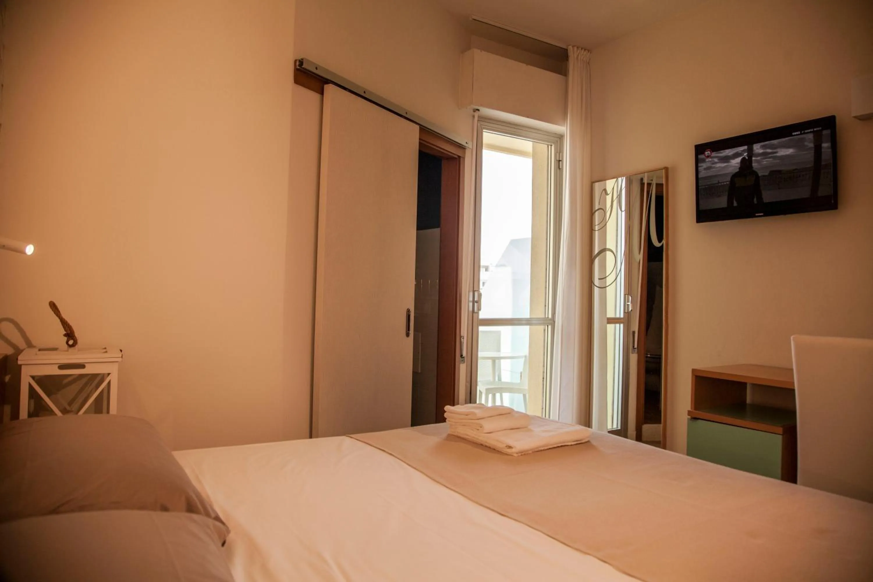Bed in Hotel Montecarlo - Vista Mare con Area Fitness