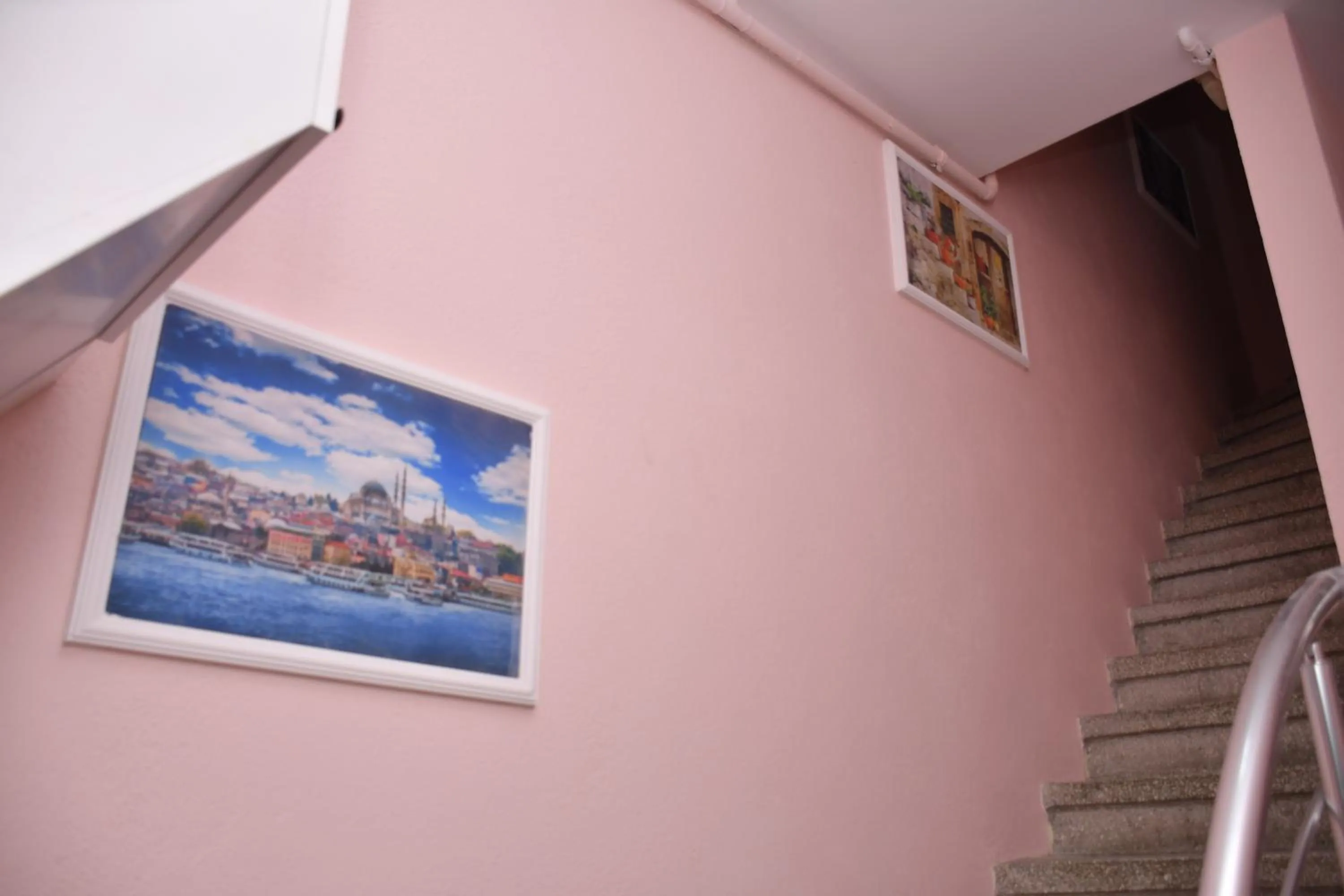 Communal lounge/ TV room in Hotel Arinna