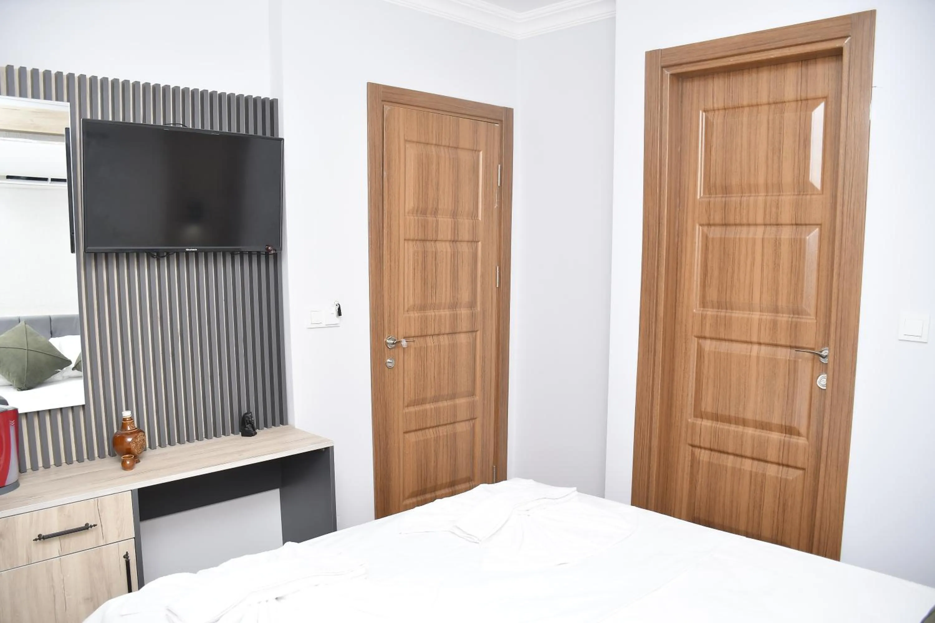 Communal lounge/ TV room, Bed in Hotel Arinna