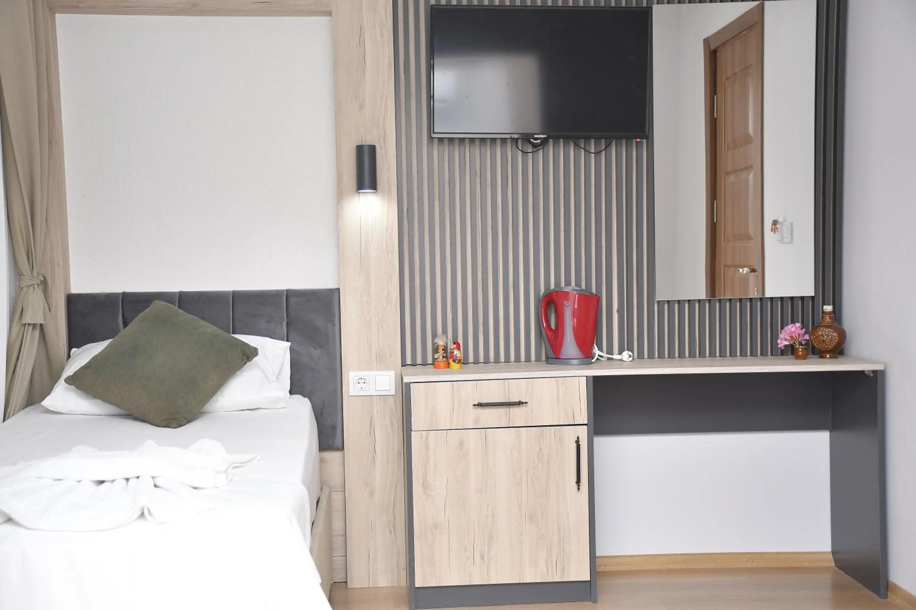 Communal lounge/ TV room, Bed in Hotel Arinna