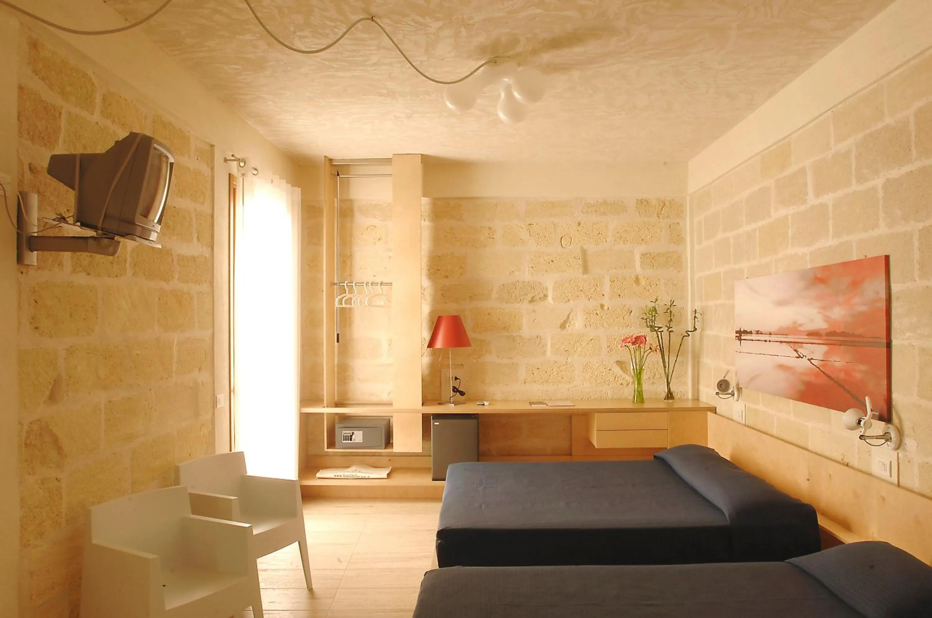 TV and multimedia in Cave Bianche Hotel