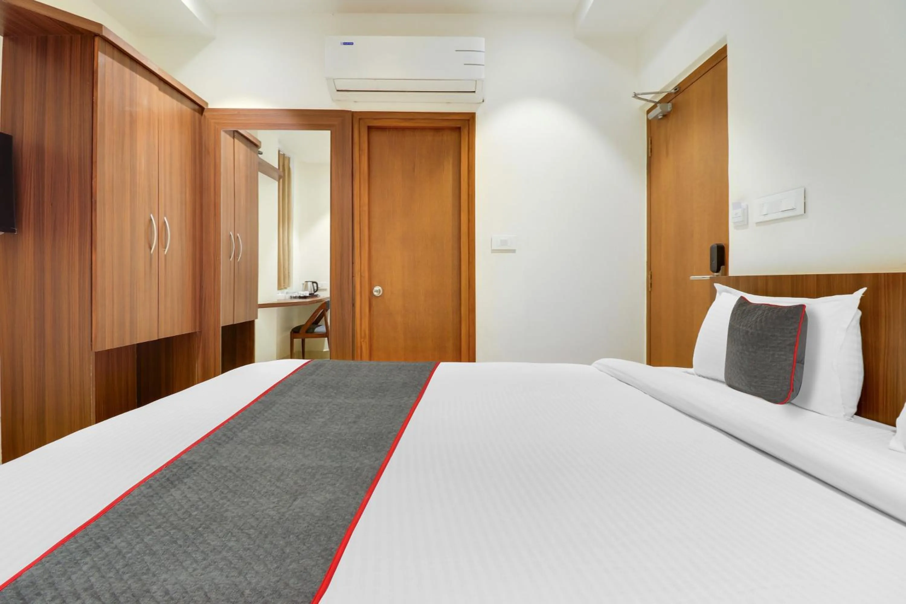 Bedroom in Super Townhouse RCC Lamps