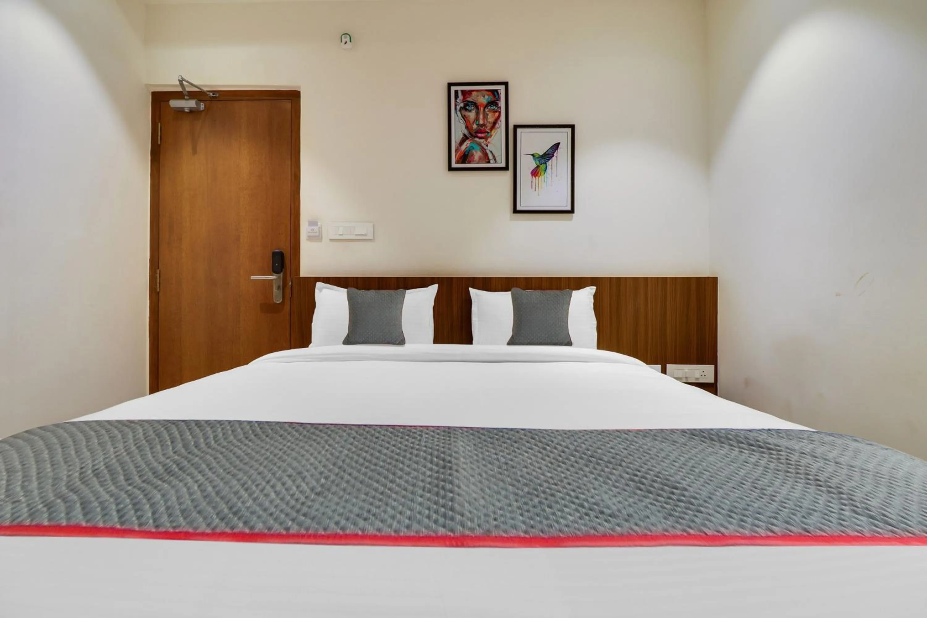 Bedroom in Super Townhouse RCC Lamps