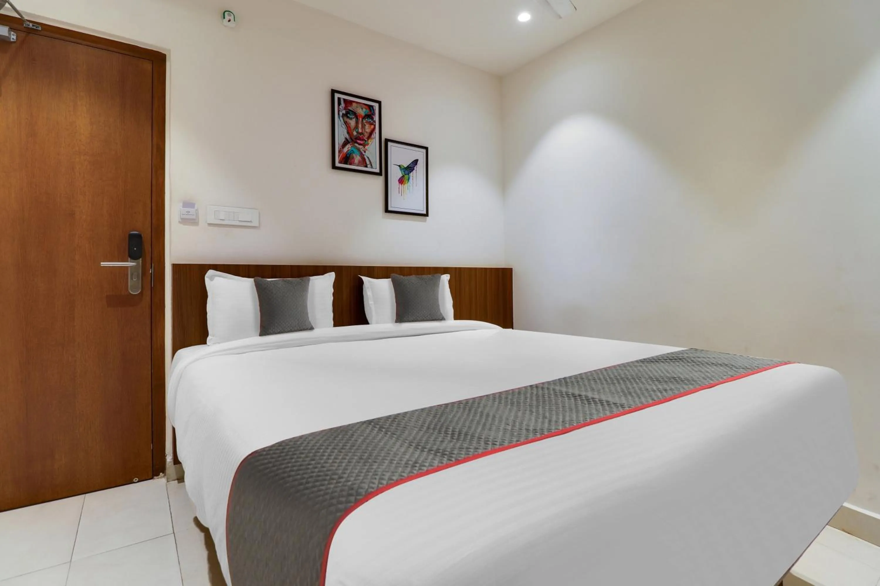 Bedroom in Super Townhouse RCC Lamps