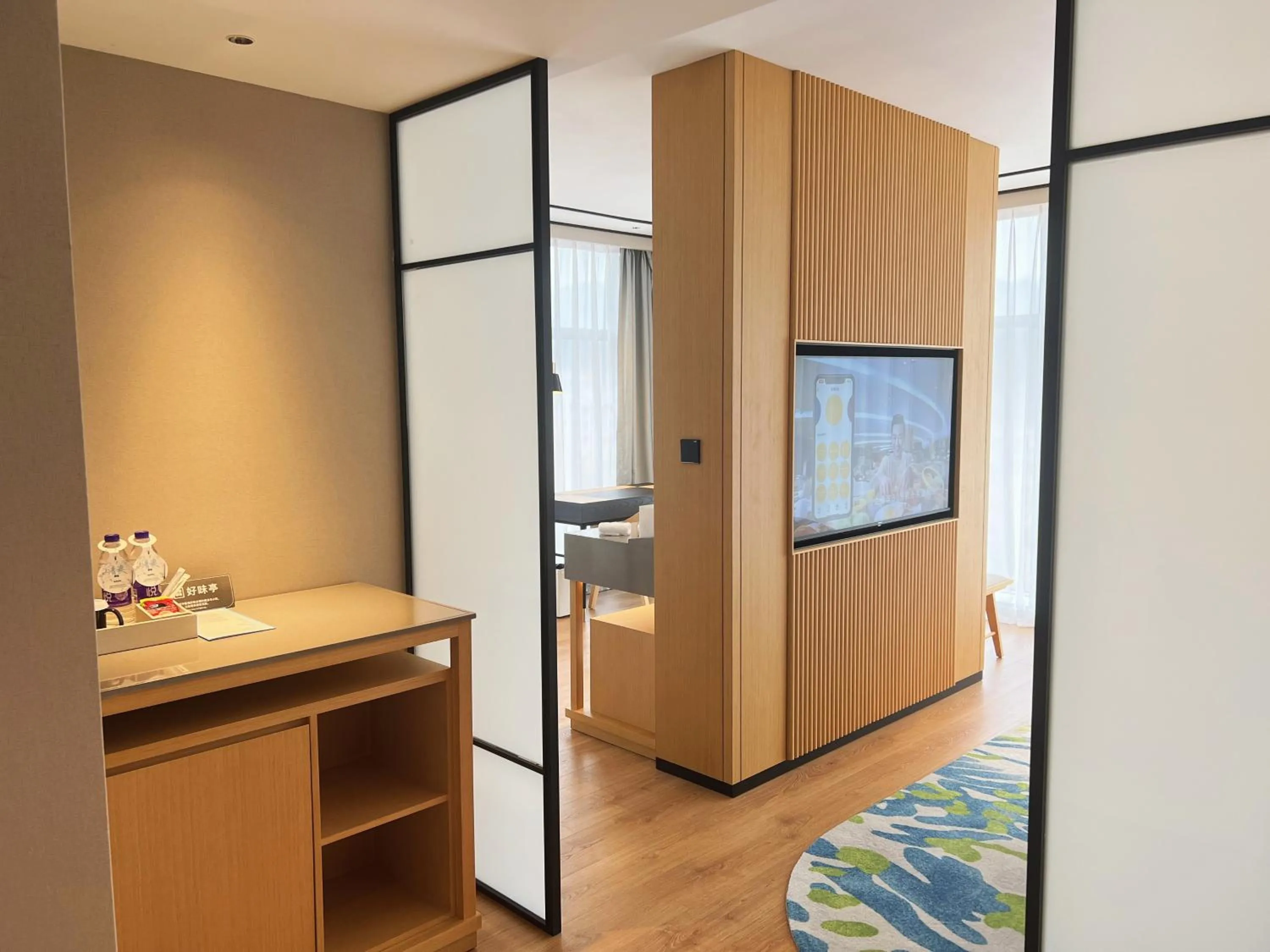 TV and multimedia in Hilton Garden Inn Huzhou Anji Phoenix Mountain