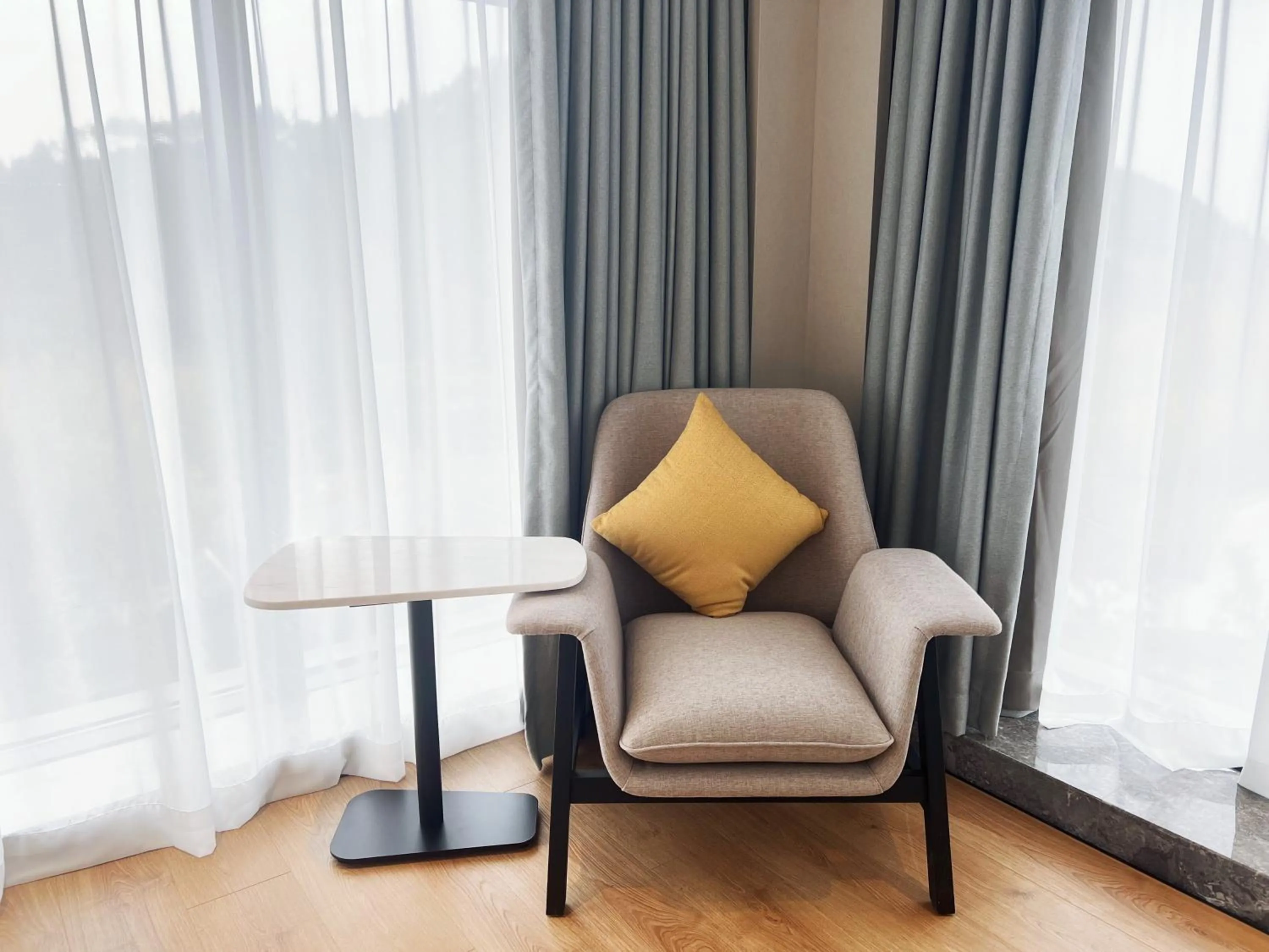 Seating area in Hilton Garden Inn Huzhou Anji Phoenix Mountain