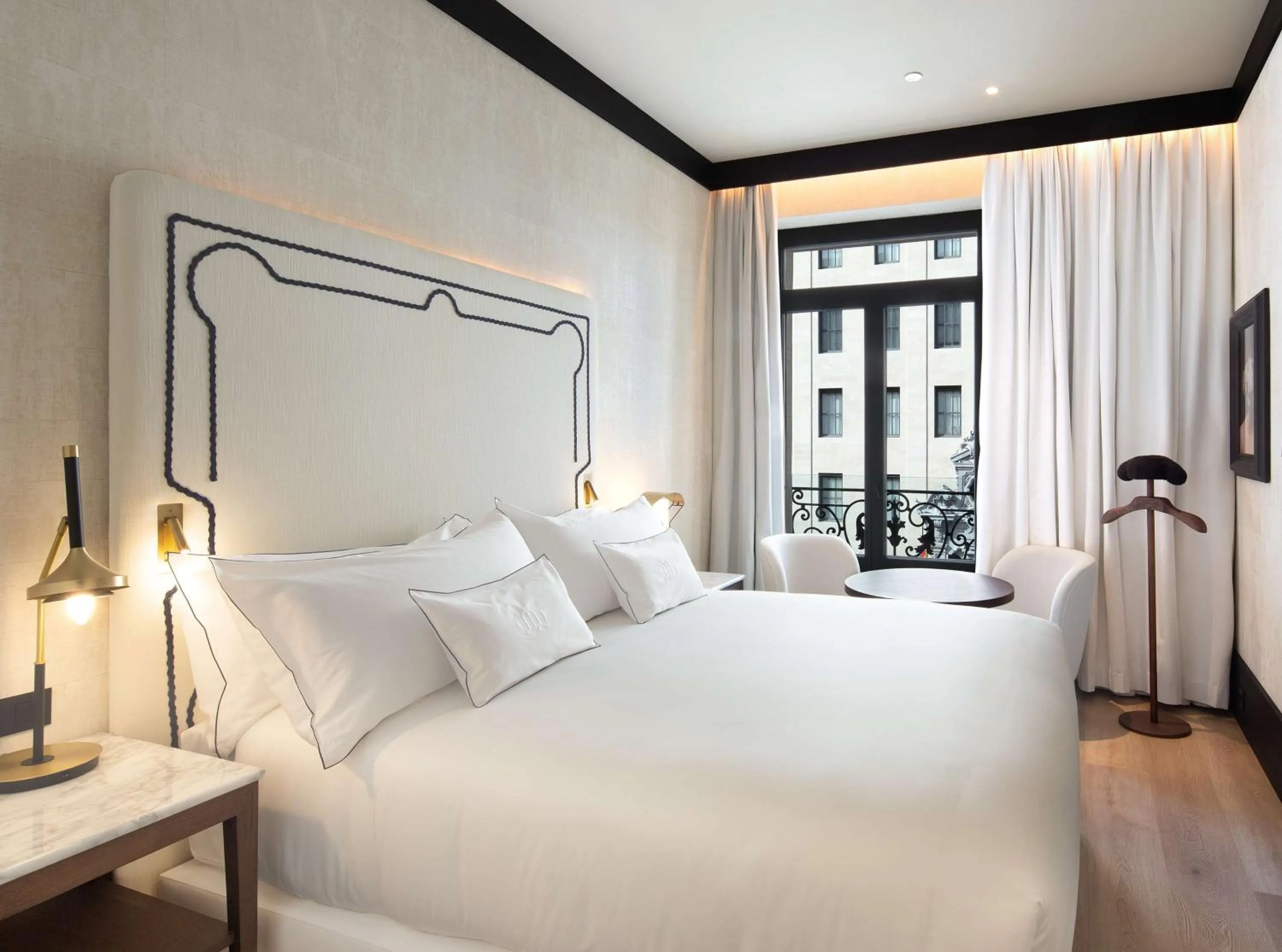 Bed in Hotel Montera Madrid, Curio Collection By Hilton