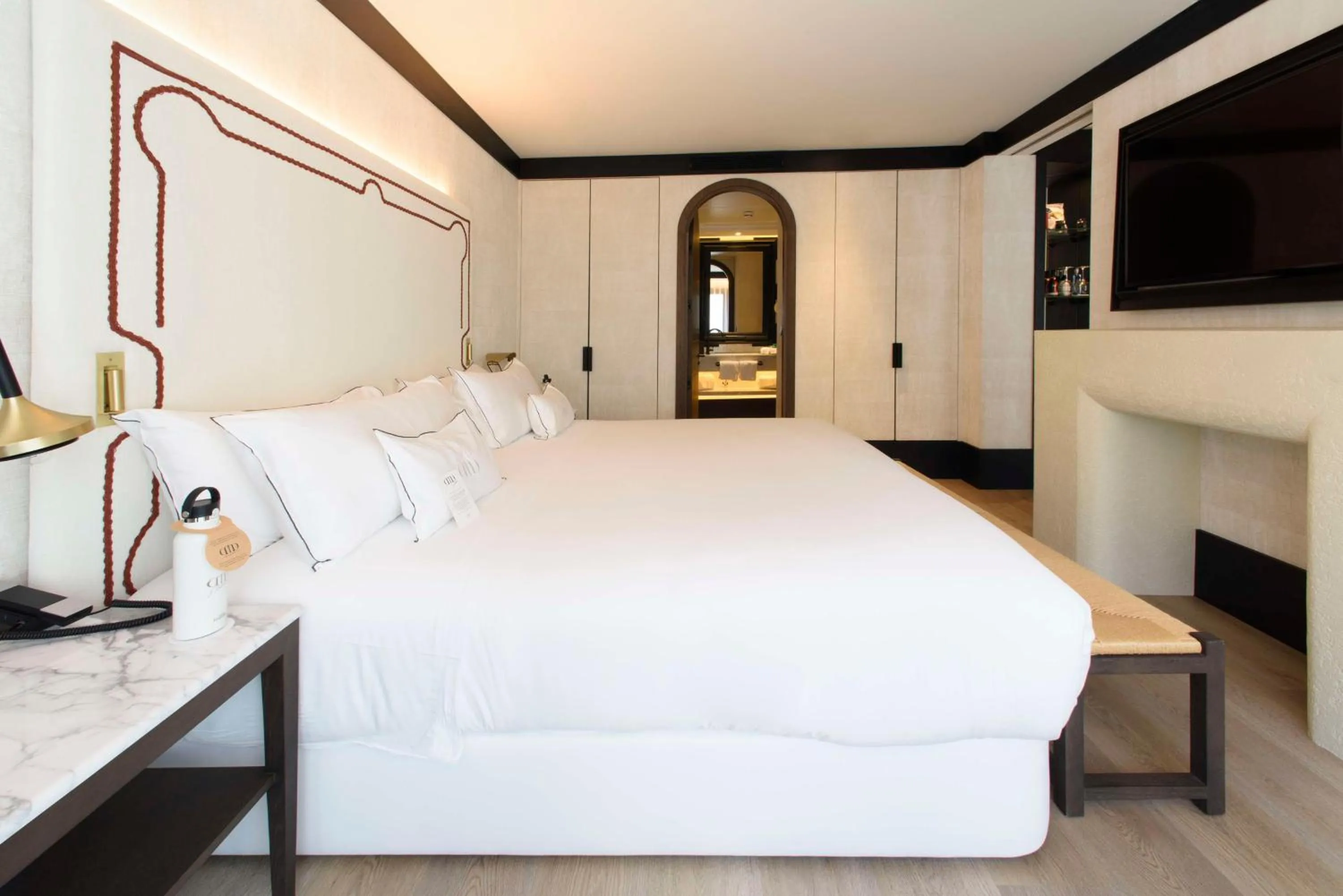 Photo of the whole room, Bed in Hotel Montera Madrid, Curio Collection By Hilton